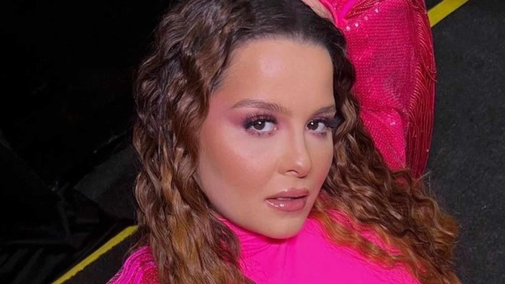 De shortinhos e cropped, Maiara choca com look rosa: ”A cinturinha dela”