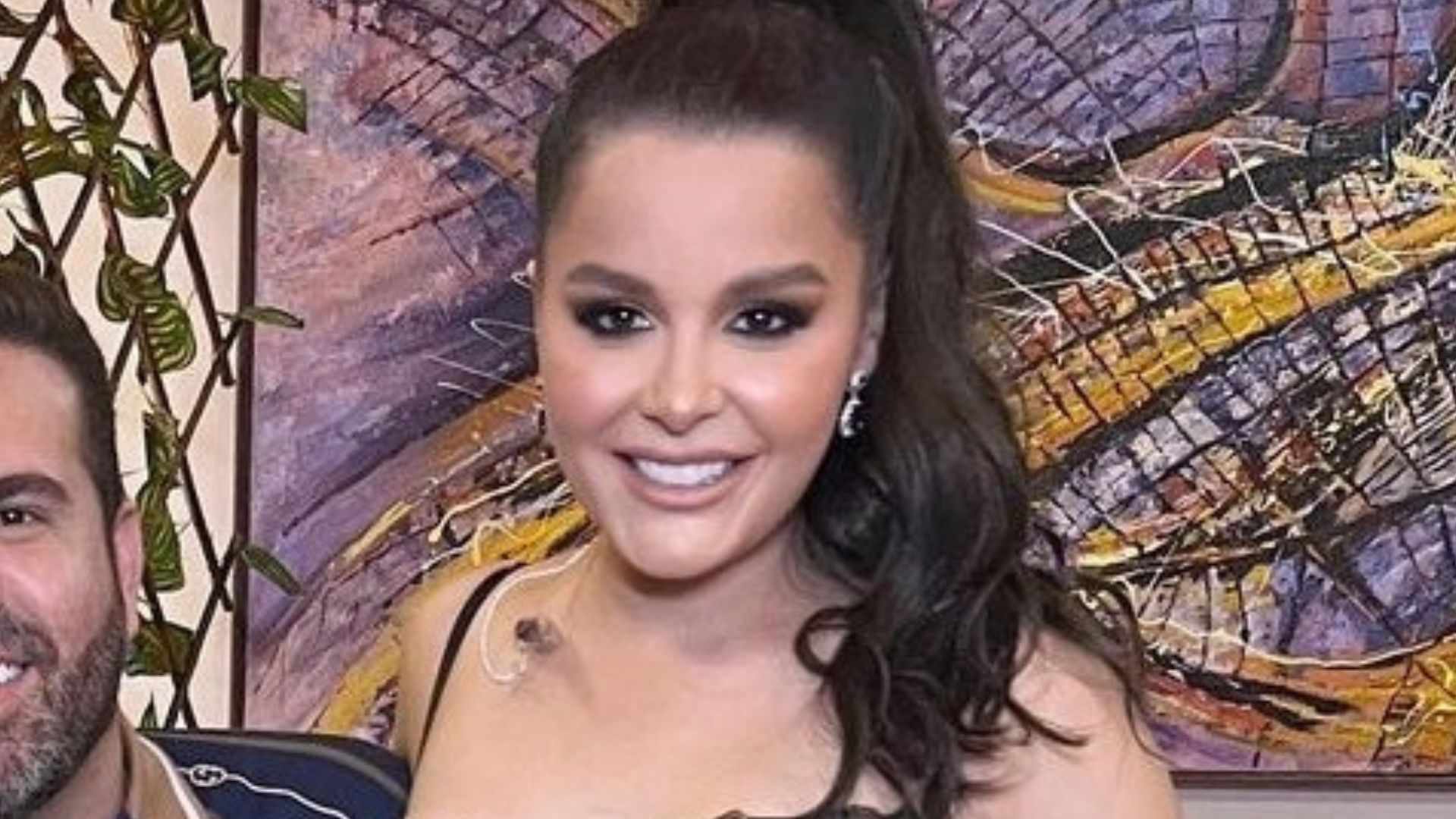 Maraisa posa no colo do namorado ao lado da irmã: ”Minha família”