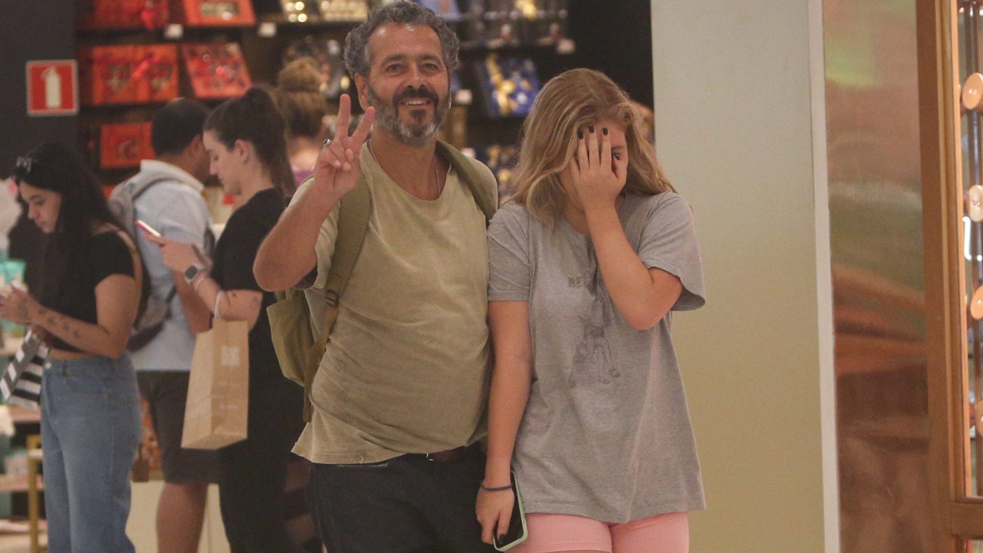 A cara da mãe? Filha de Marcos Palmeira é flagrada em passeio com o ator