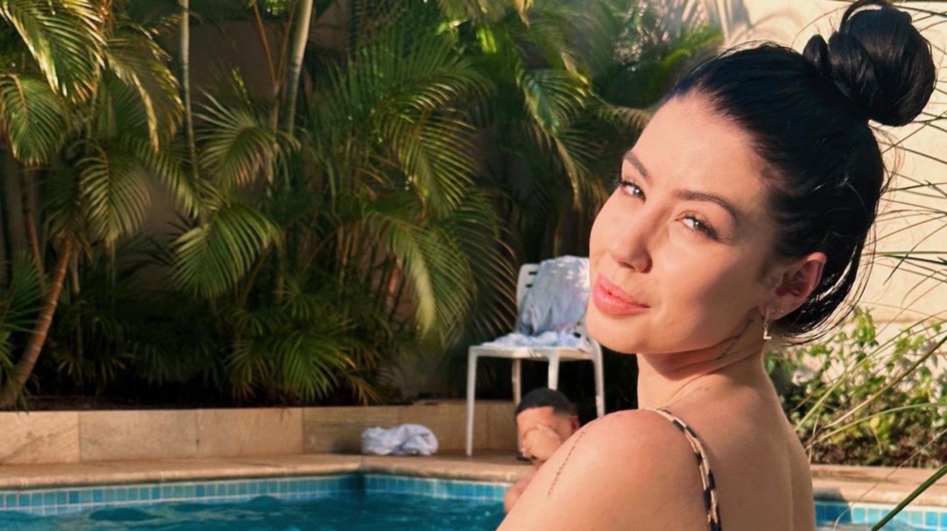 Maria Lina posta fotos na piscina 1 mês após realizar cirurgias plásticas e esclarece: ‘Não pego sol’