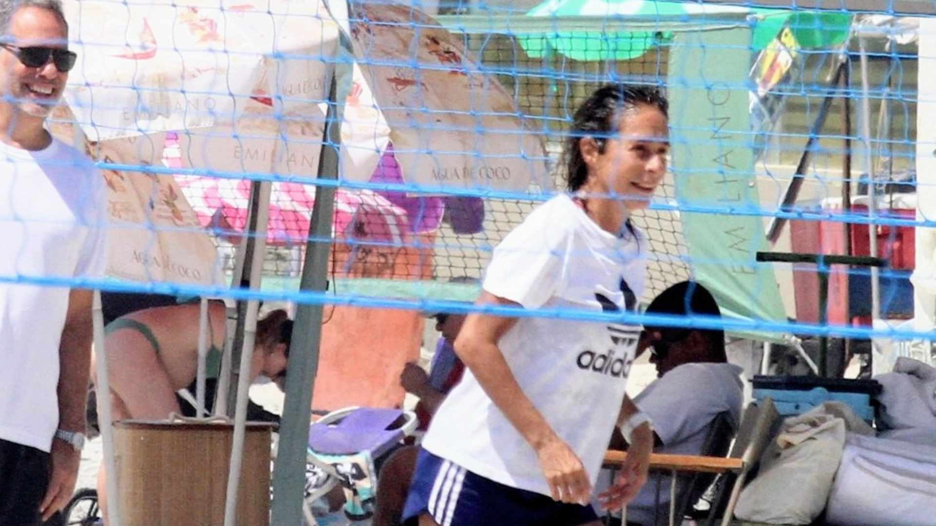 Rara aparição! Marido de Andréa Beltrão curte praia com a atriz