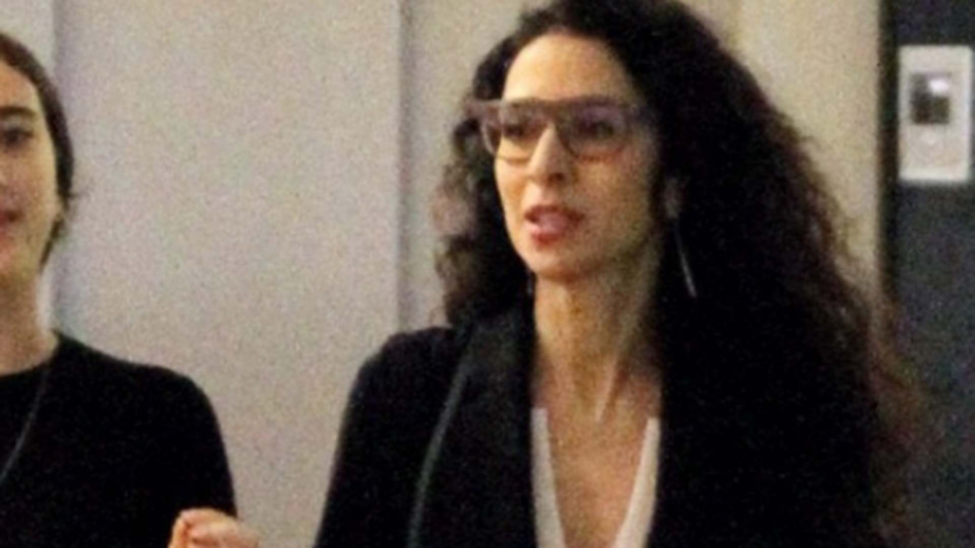 Marisa Monte faz rara aparição em público com a filha caçula