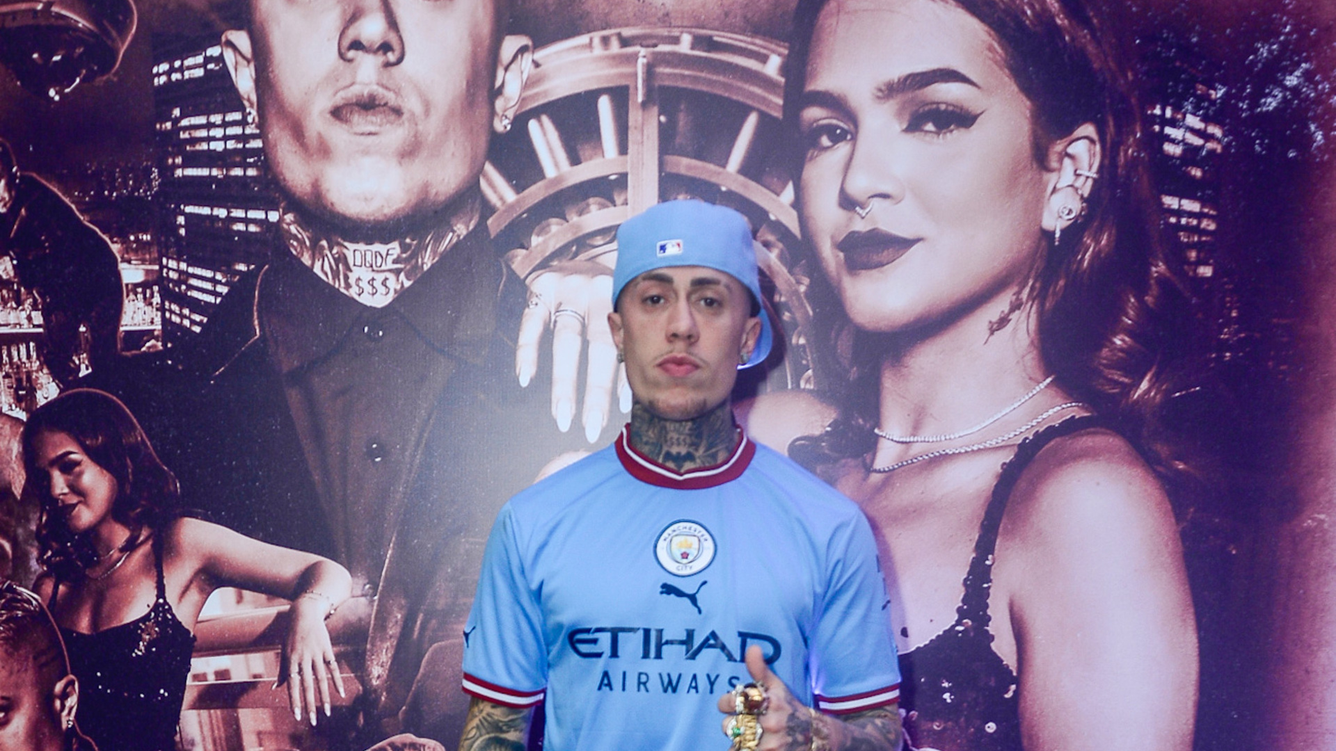 MC Daniel lança clipe com Mel Maia e posa em cartaz com foto da ex