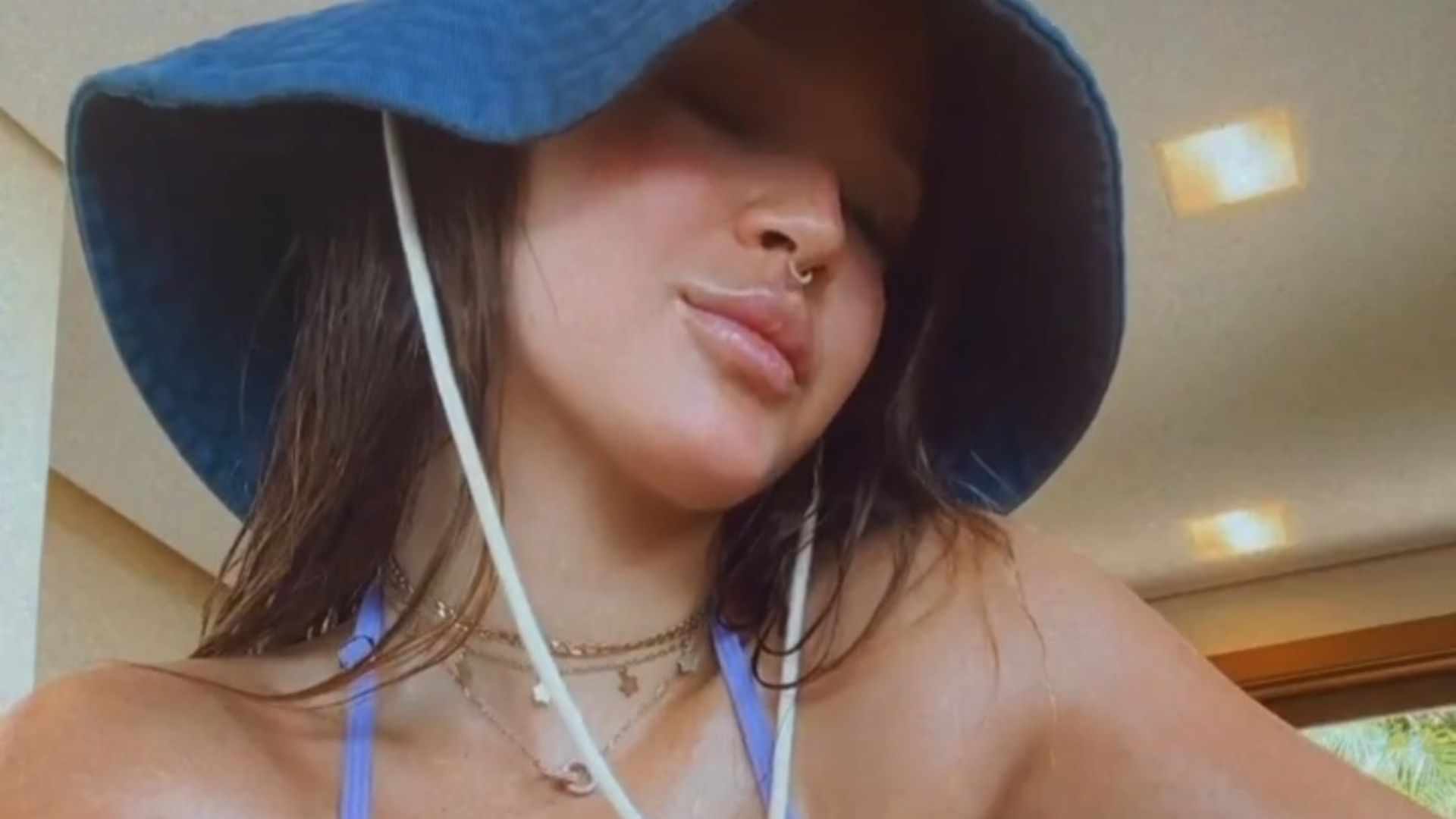 Pronta para tomar sol, Mel Maia esbanja corpaço e deixa escapar marquinha