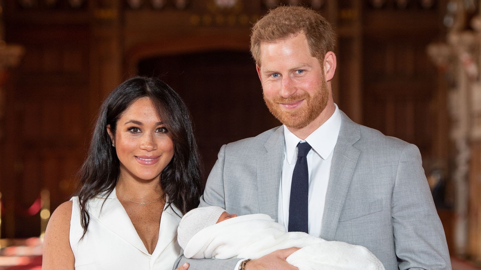 Membro da família real que questionou o tom de pele do filho de Meghan e Harry é revelado por biógrafo