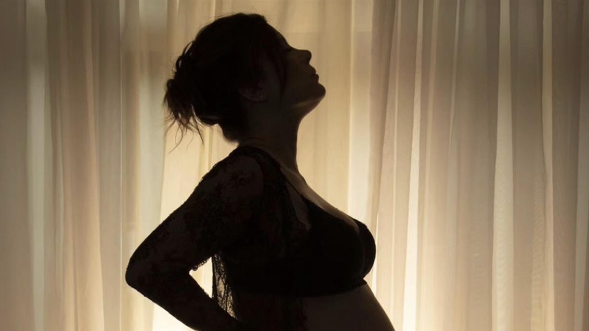 Grávida, Michelle Loreto completa 9 meses e exibe o barrigão