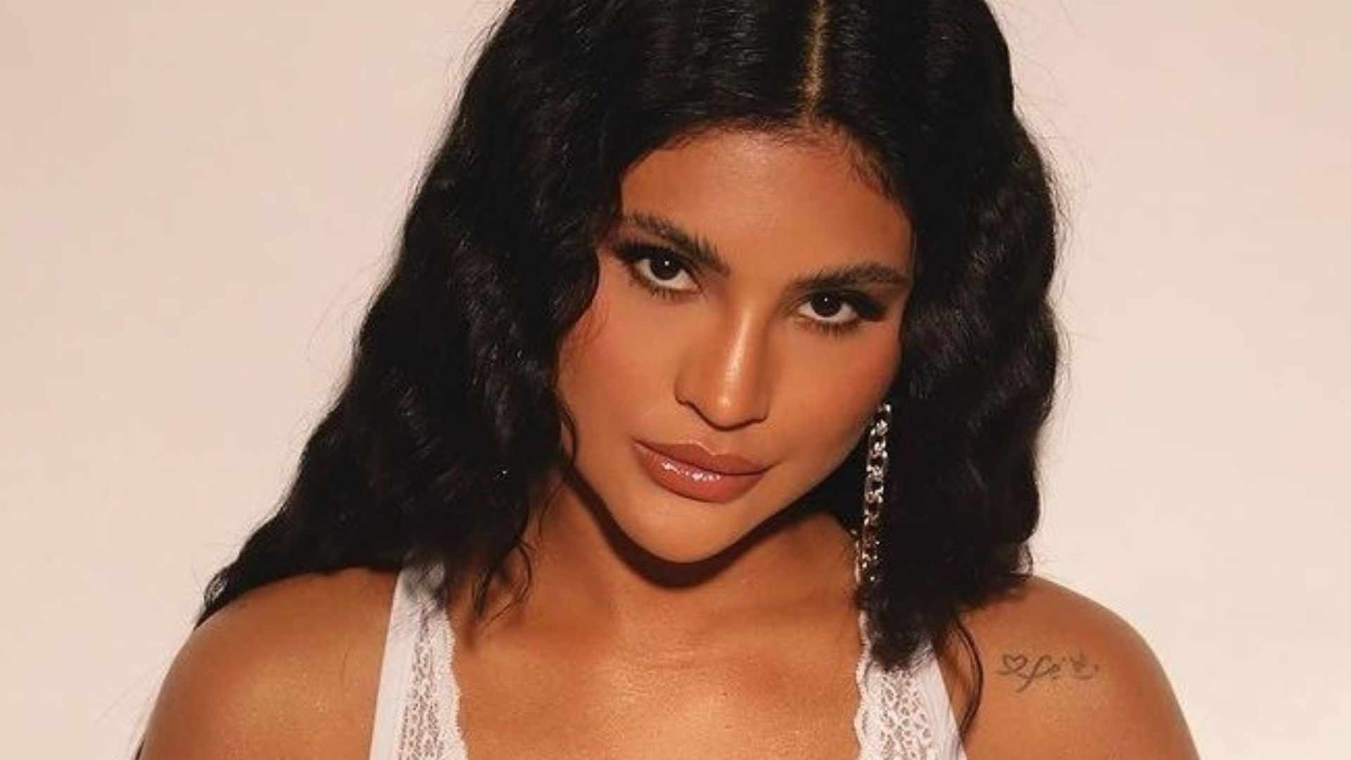 Mileide Mihaile impacta com roupa íntima transparente: ”Perfeição”
