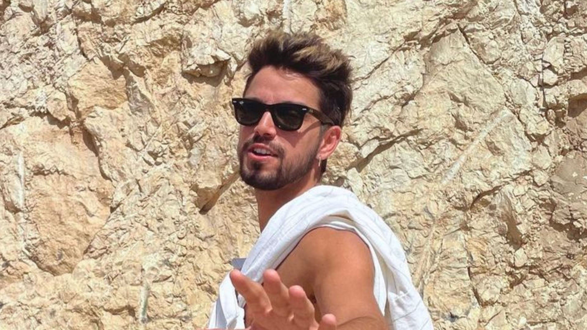 Na Espanha, Rodrigo Simas arranca suspiros dos fãs com álbum de fotos