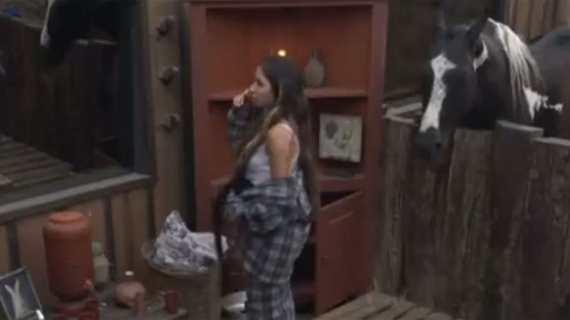 A Fazenda 15: Nathalia Valente dá bronca na produção do reality show