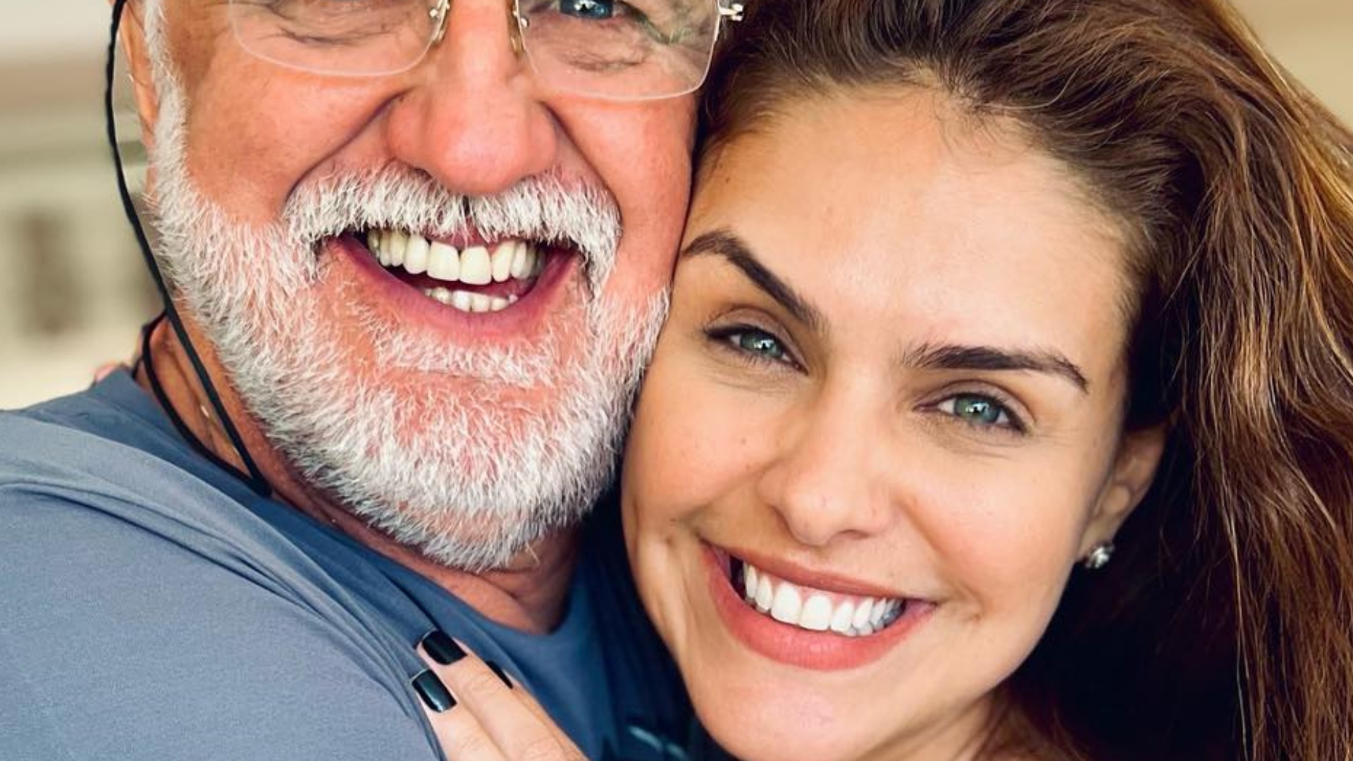 Paloma Bernardi posta clique raro com o pai e presta homenagem: “Amo você”