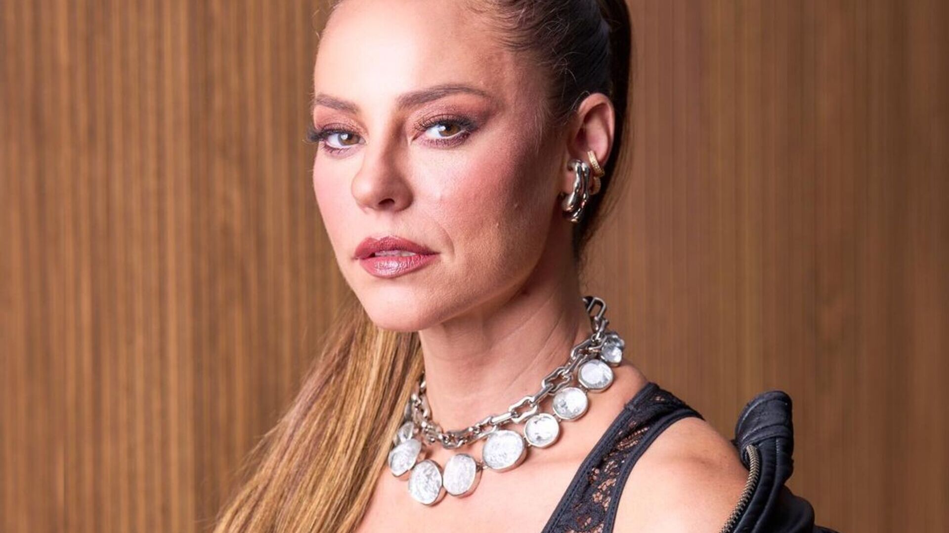 Paolla Oliveira monta look com body rendado e causa: ”Que gata”