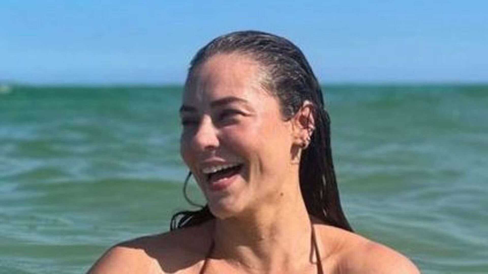 Se despedindo de viagem, Paolla Oliveira recebe elogios ao posar no mar