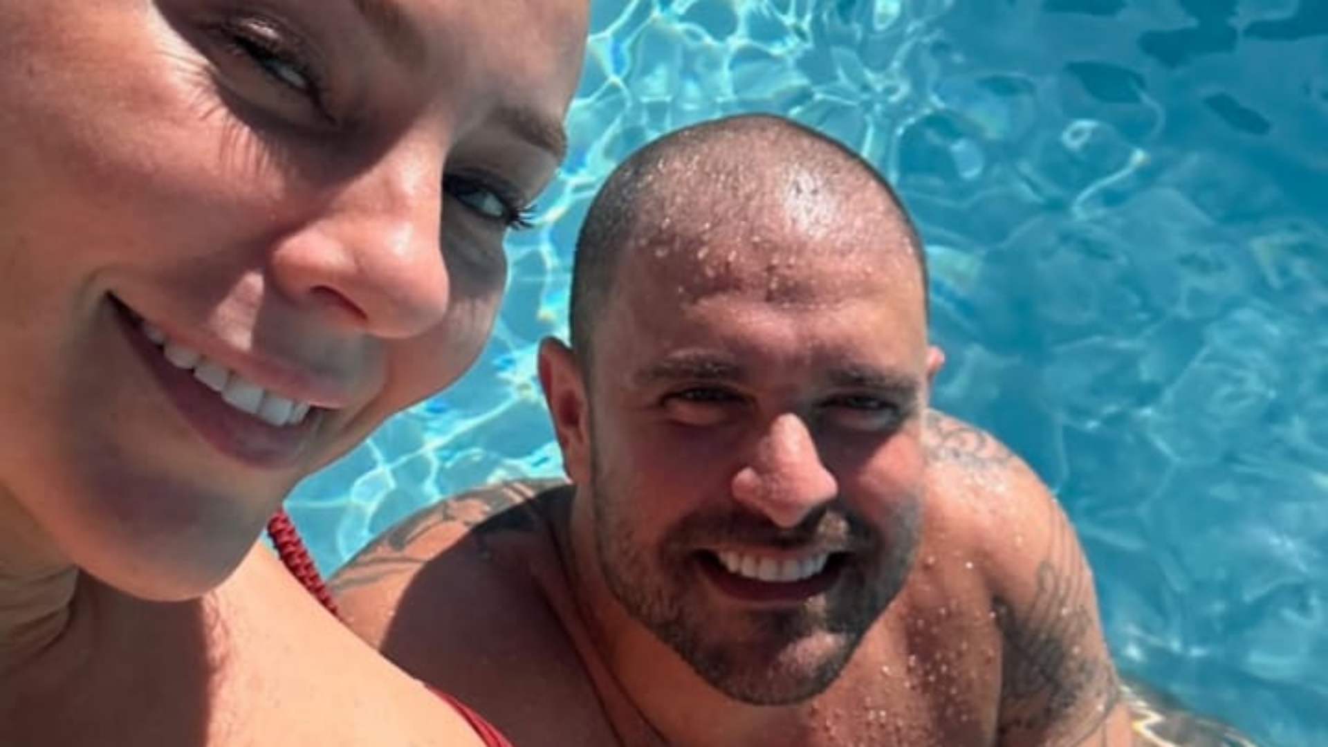 Paolla Oliveira destaca beleza natural em banho de piscina com namorado, Diogo Nogueira