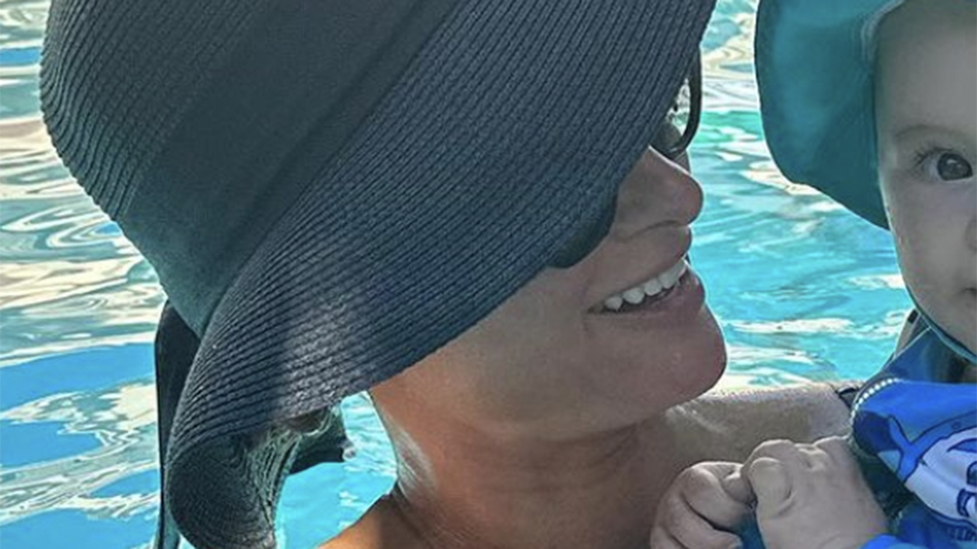 Paris Hilton faz rara aparição com seu filho em dia na piscina