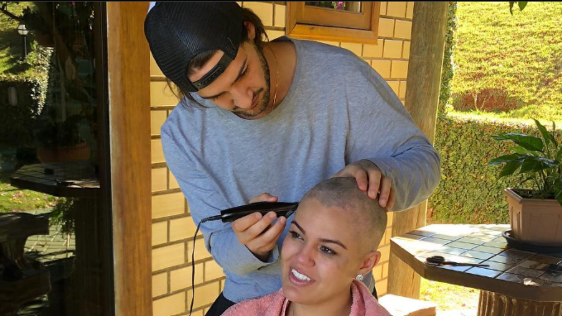 Alexandre Pato relembrou o câncer da irmã e comentou sobre importância do Outubro Rosa