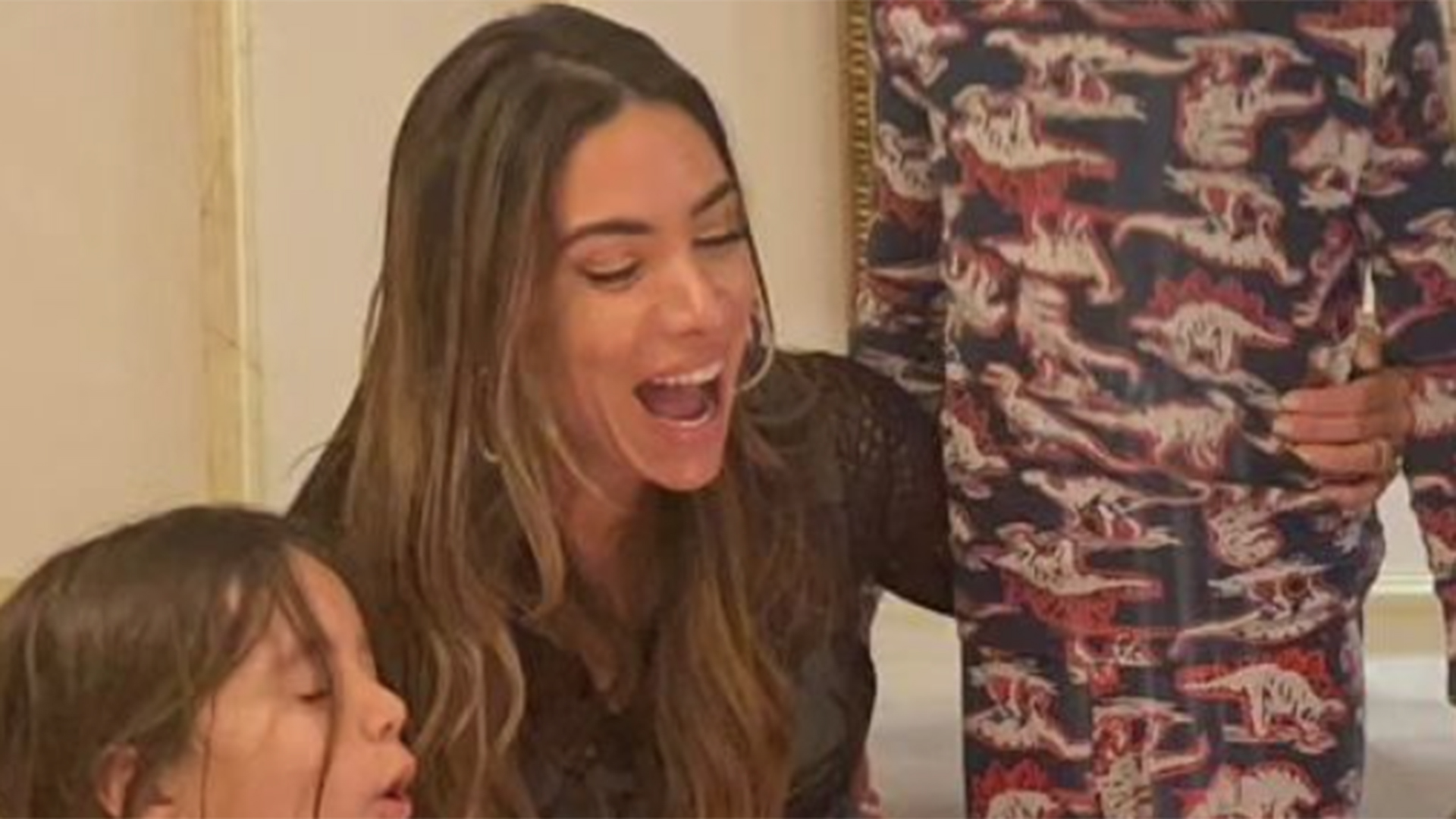Patricia Abravanel comemora seu aniversário com festa simples em casa