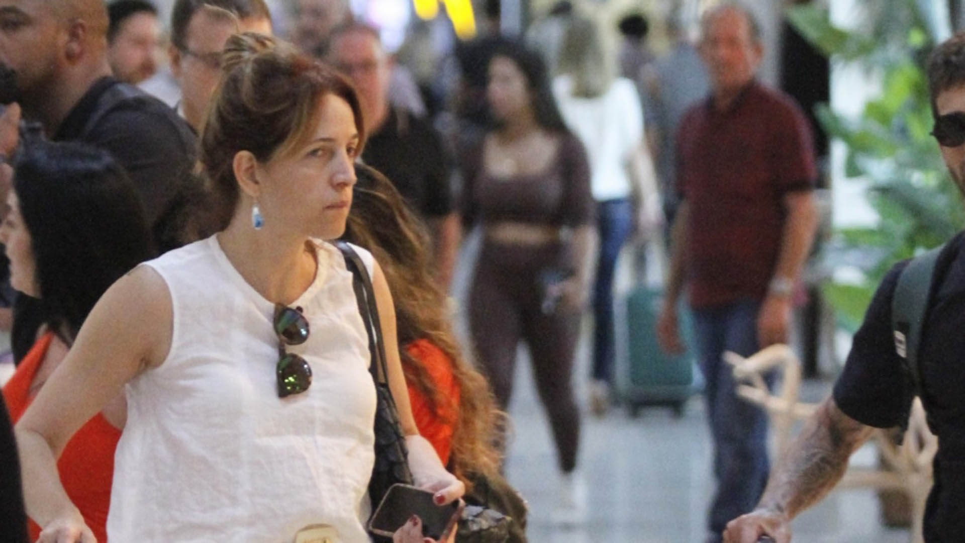 Poliana Abritta é flagrada em rara aparição com o marido no Rio de Janeiro