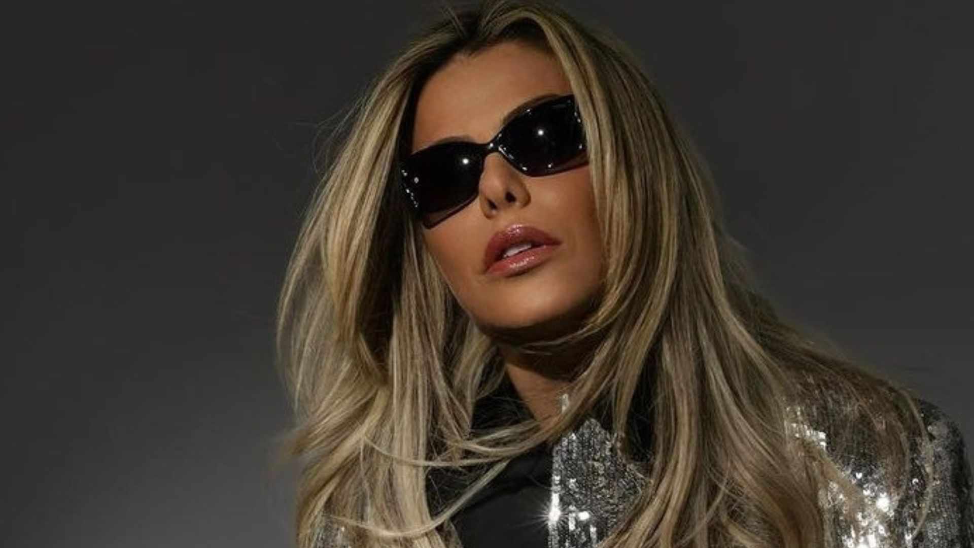 Só de blazer e botas, Poliana Rocha exibe beleza impactante: ”Maravilhosa”