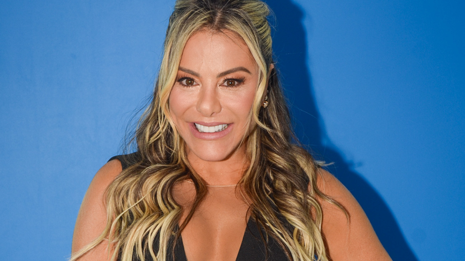 Esposa de Leonardo rouba a cena em evento com decote no umbigo