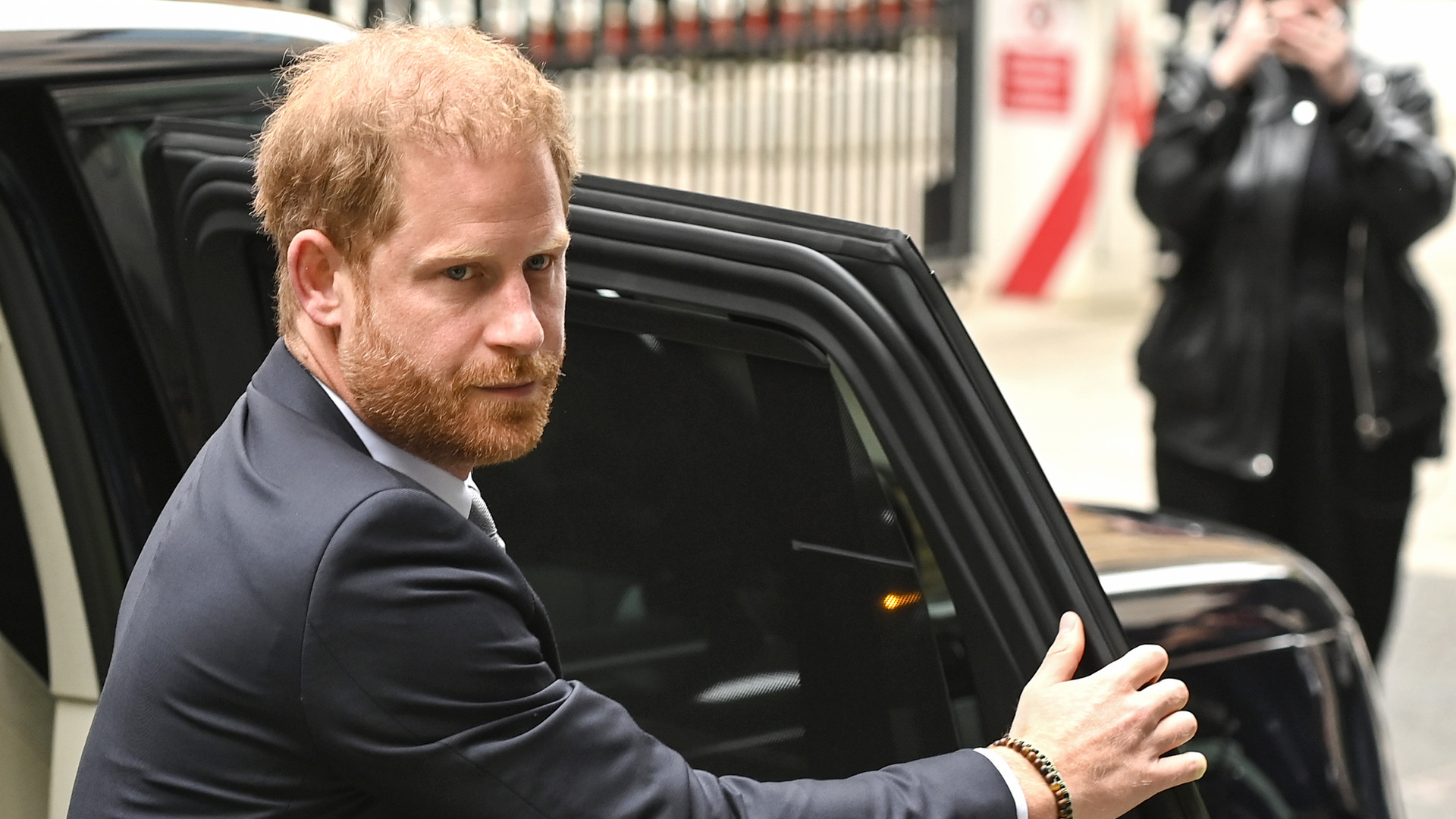 Príncipe Harry visita local onde a avó, Rainha Elizabeth II, está sepultada