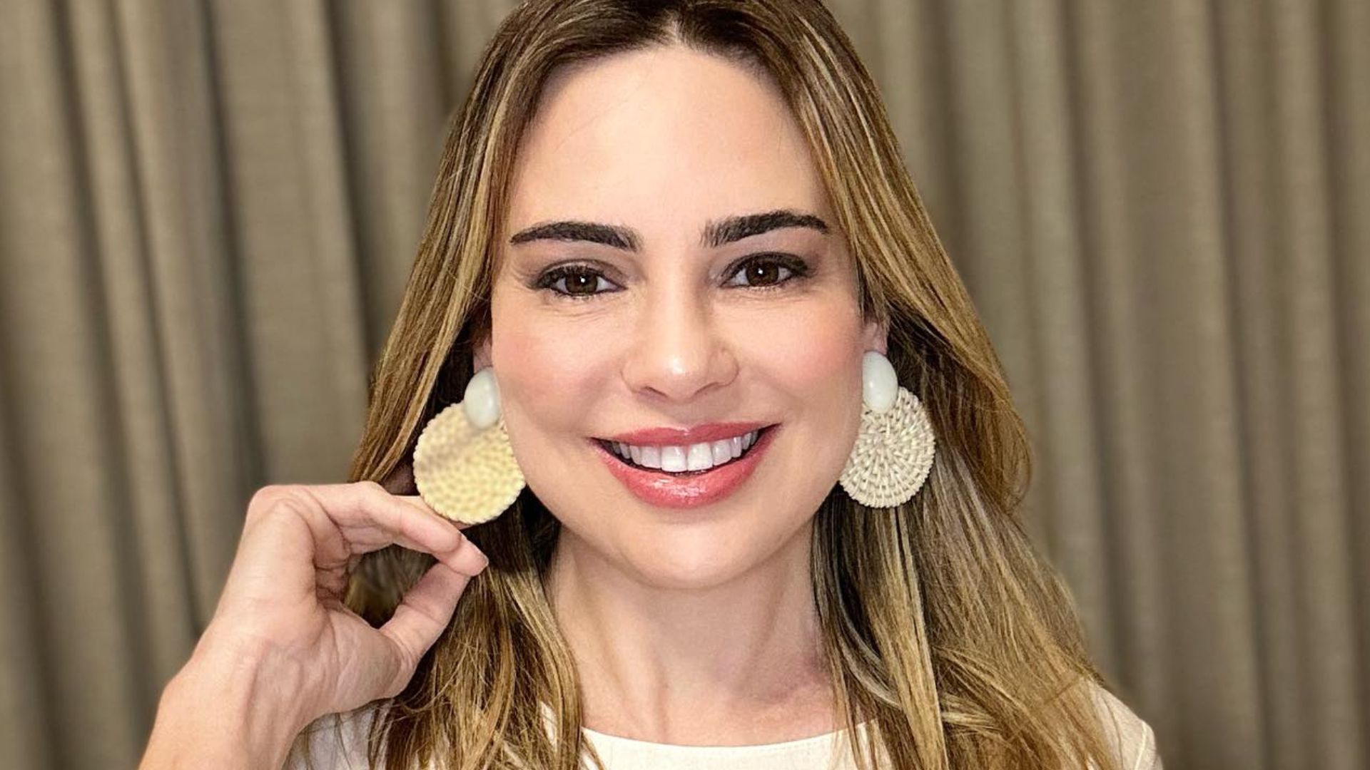Confirmada em A Fazenda 15, Rachel Sheherazade já levou bronca de Silvio Santos e processou SBT