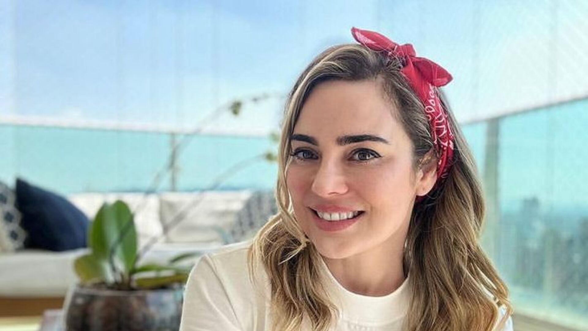 Após especulações, jornalista Rachel Sheherazade é confirmada na Fazenda 15