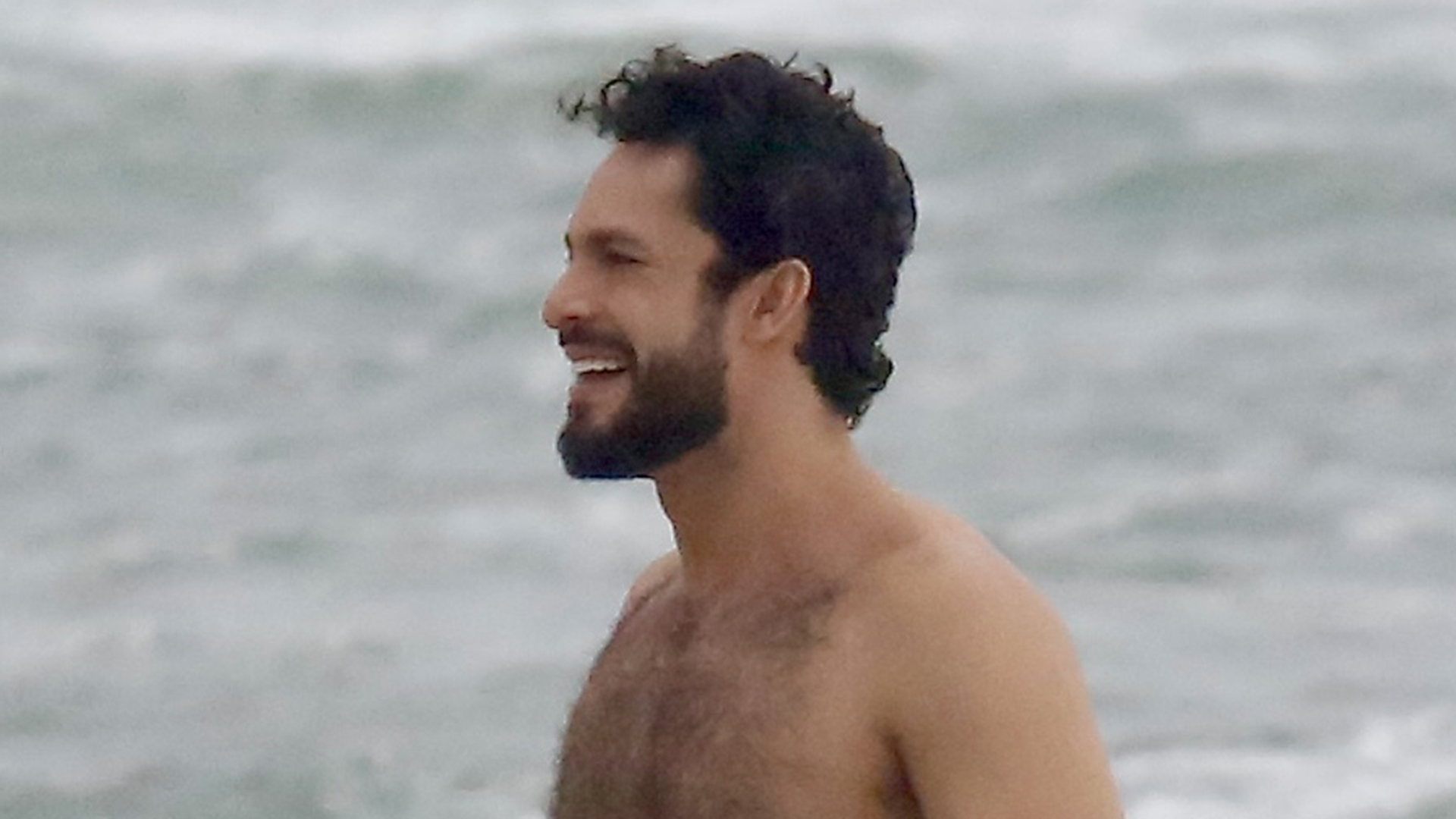 Rainer Cadete exibe sua boa forma ao ser flagrado em gravação na praia