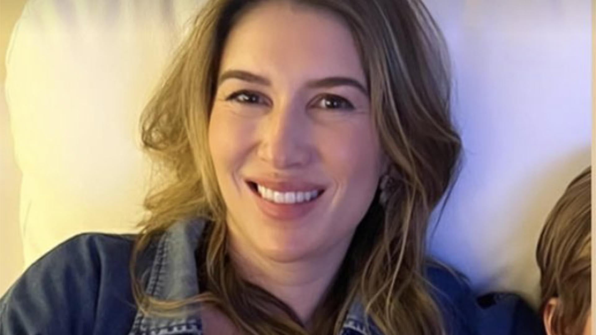 Barriga de grávida de Rebeca Abravanel rouba a cena em nova foto