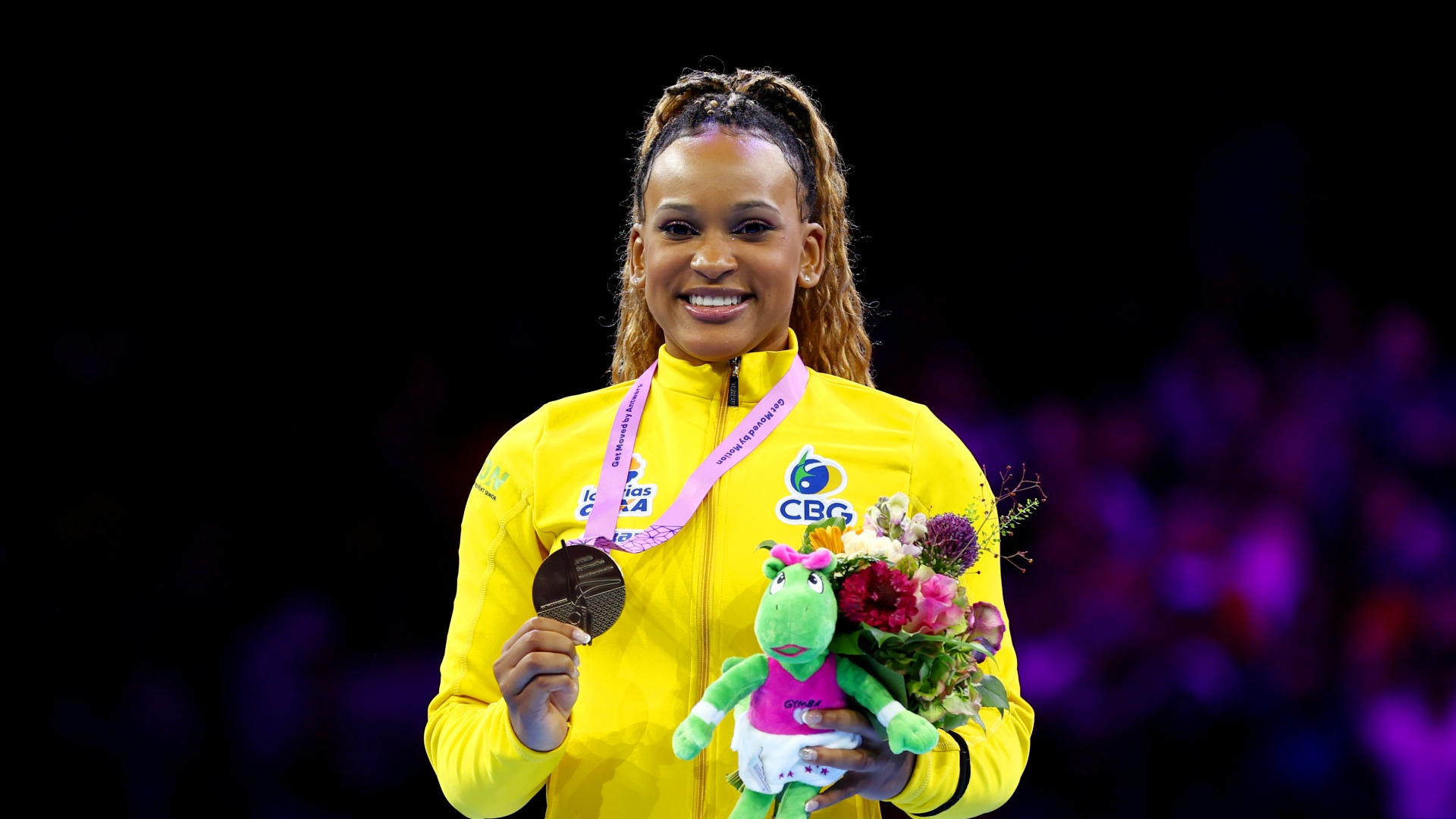 Rebeca Andrade comemora medalha de ouro no Mundial de Ginástica Artística