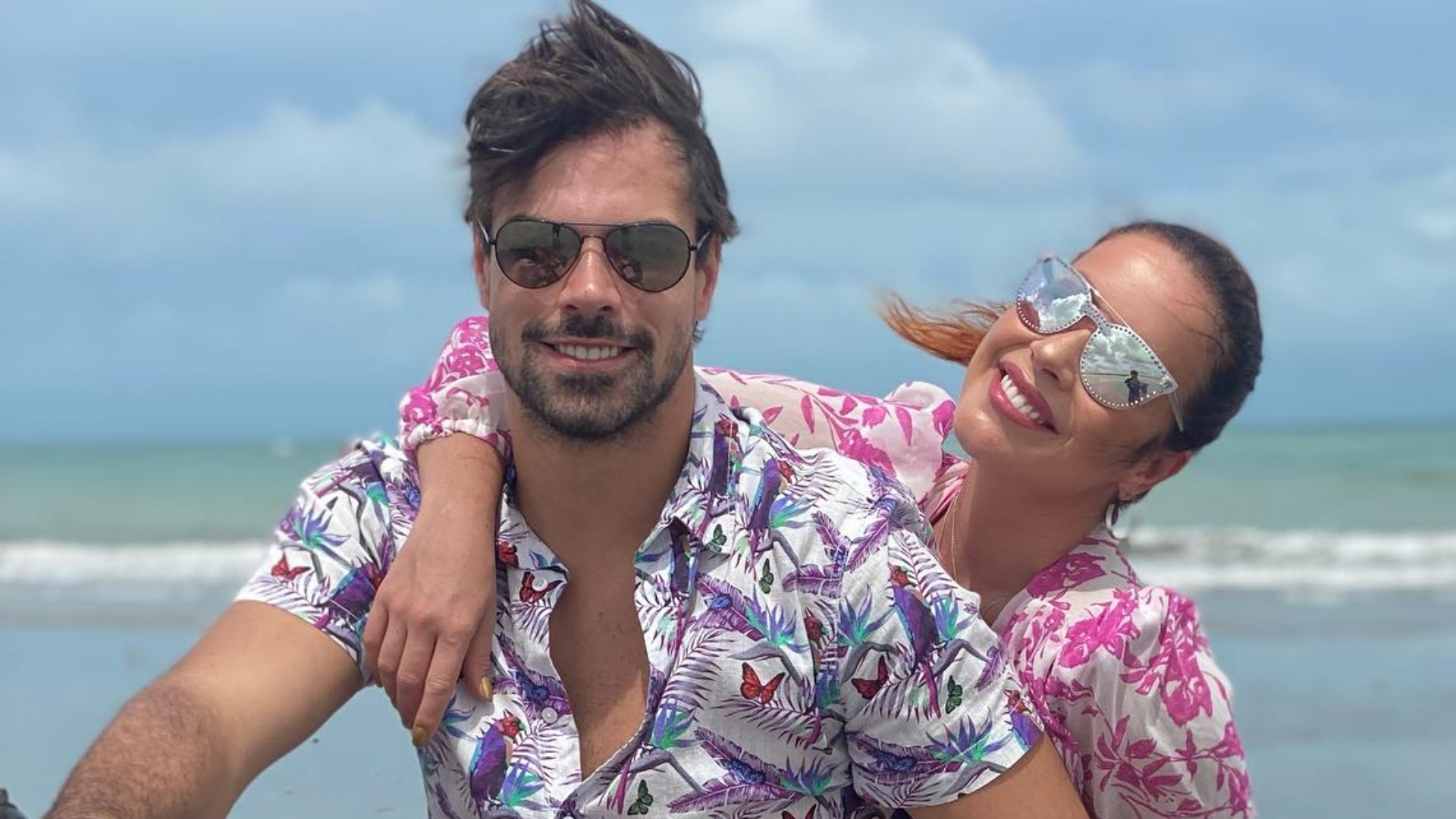 Renata Dominguez abre álbum de fotos de viagem romântica com o marido