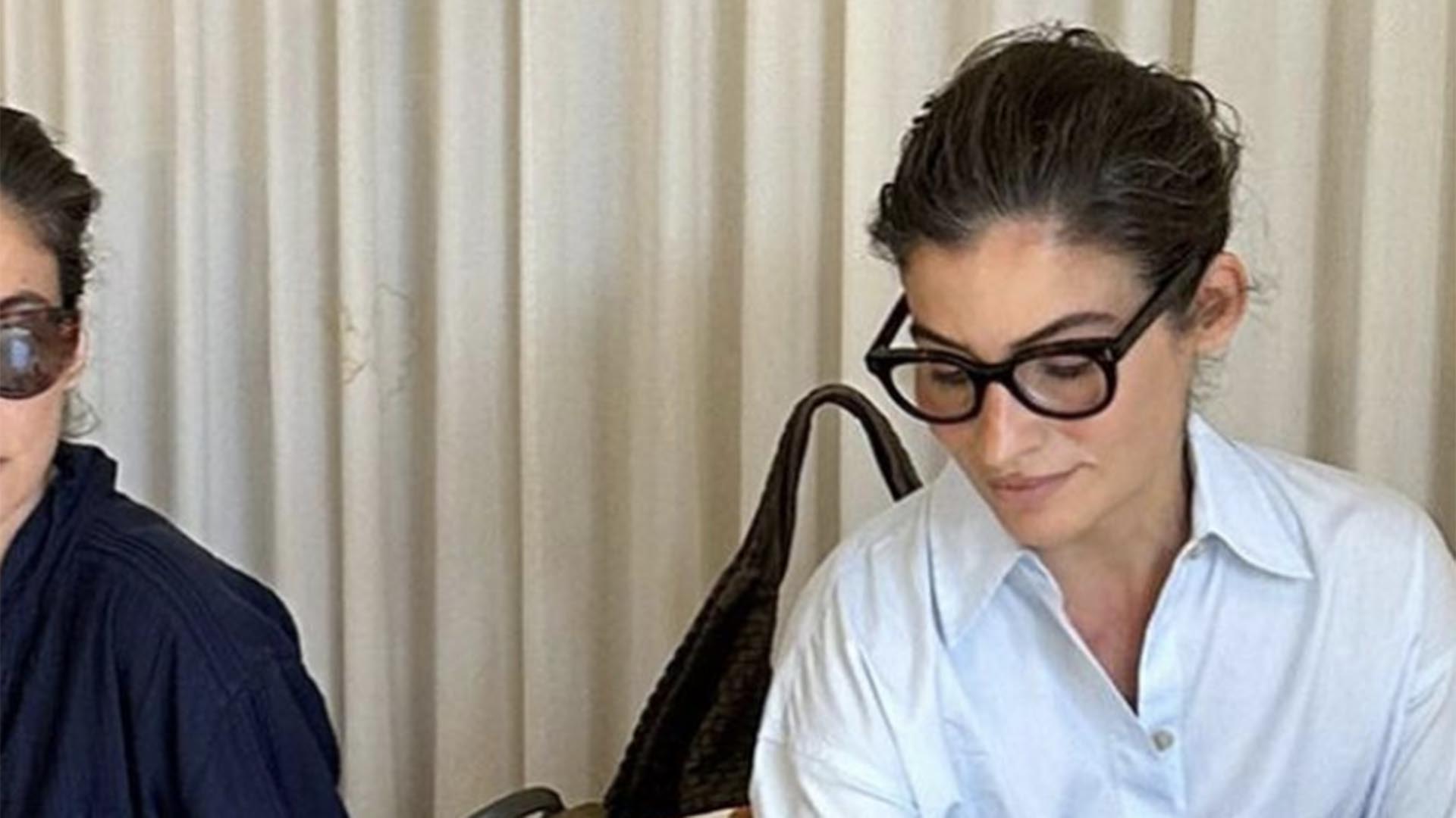 Renata Vasconcellos exibe novas fotos com sua irmã gêmea