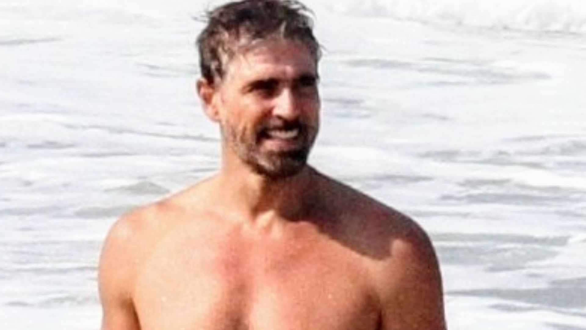 O tempo não passou? Aos 50 anos, Reynaldo Gianecchini esbanja beleza na praia