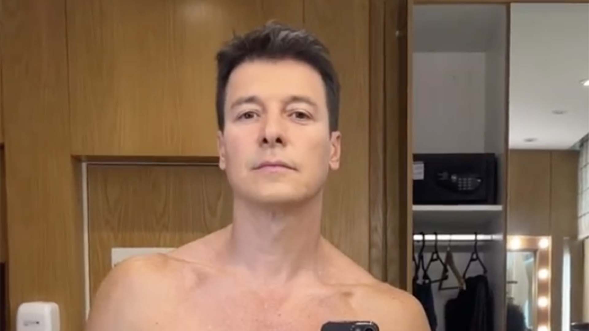 Rodrigo Faro choca ao mostrar a porta gigante de sua mansão