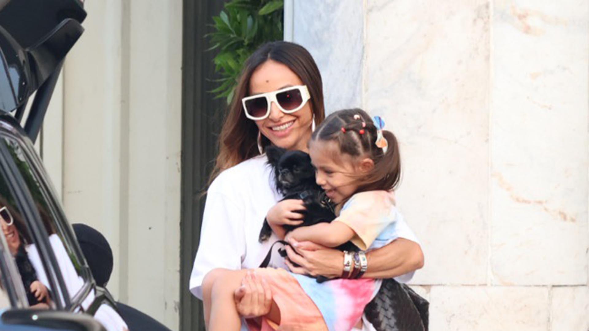 Sabrina Sato se diverte em viagem com a filha, Zoe, e o cachorrinho da família