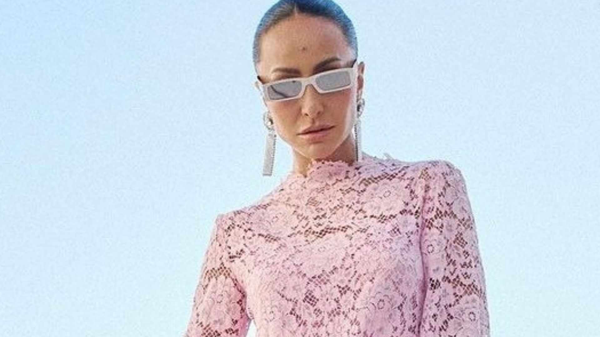 No casamento de Ronaldo, Sabrina Sato surpreende com vestido comportado de R$ 56 mil