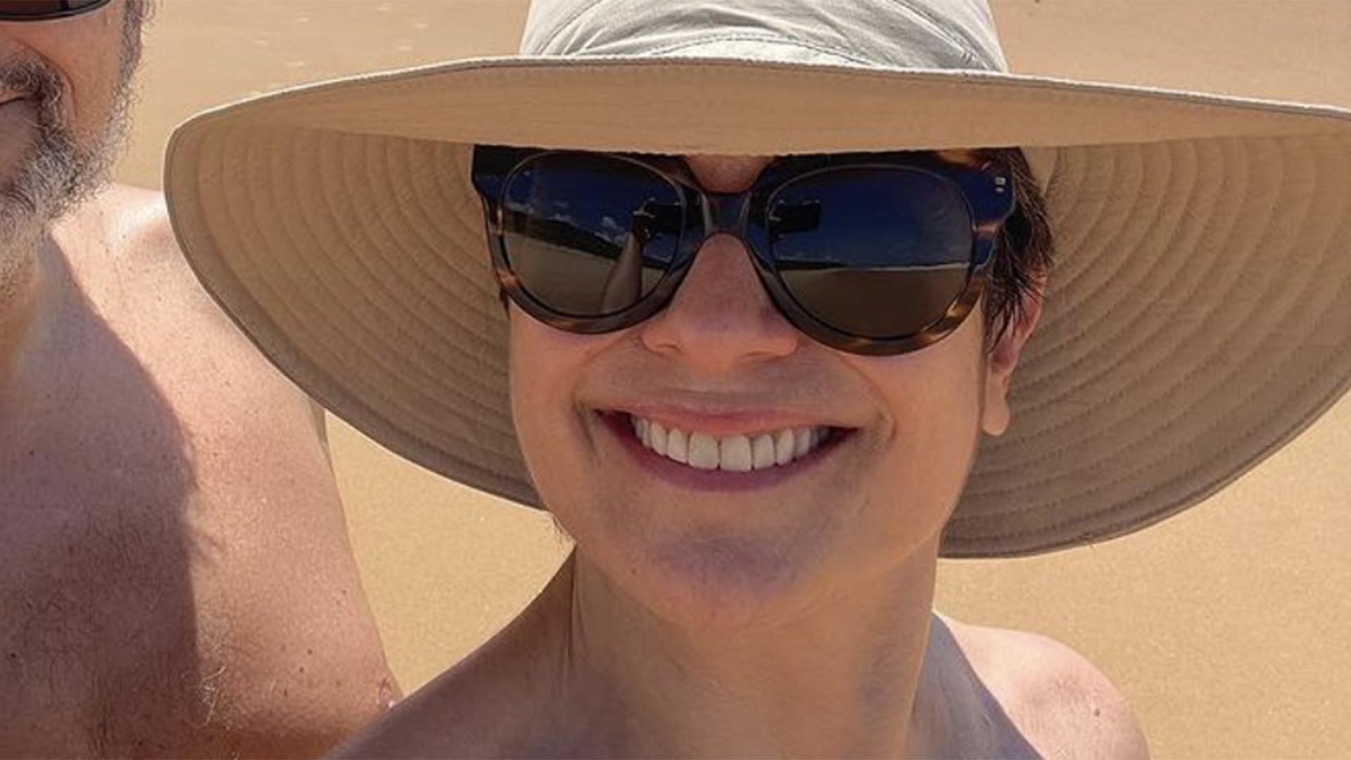 Sandra Annenberg curte passeio na praia com o marido
