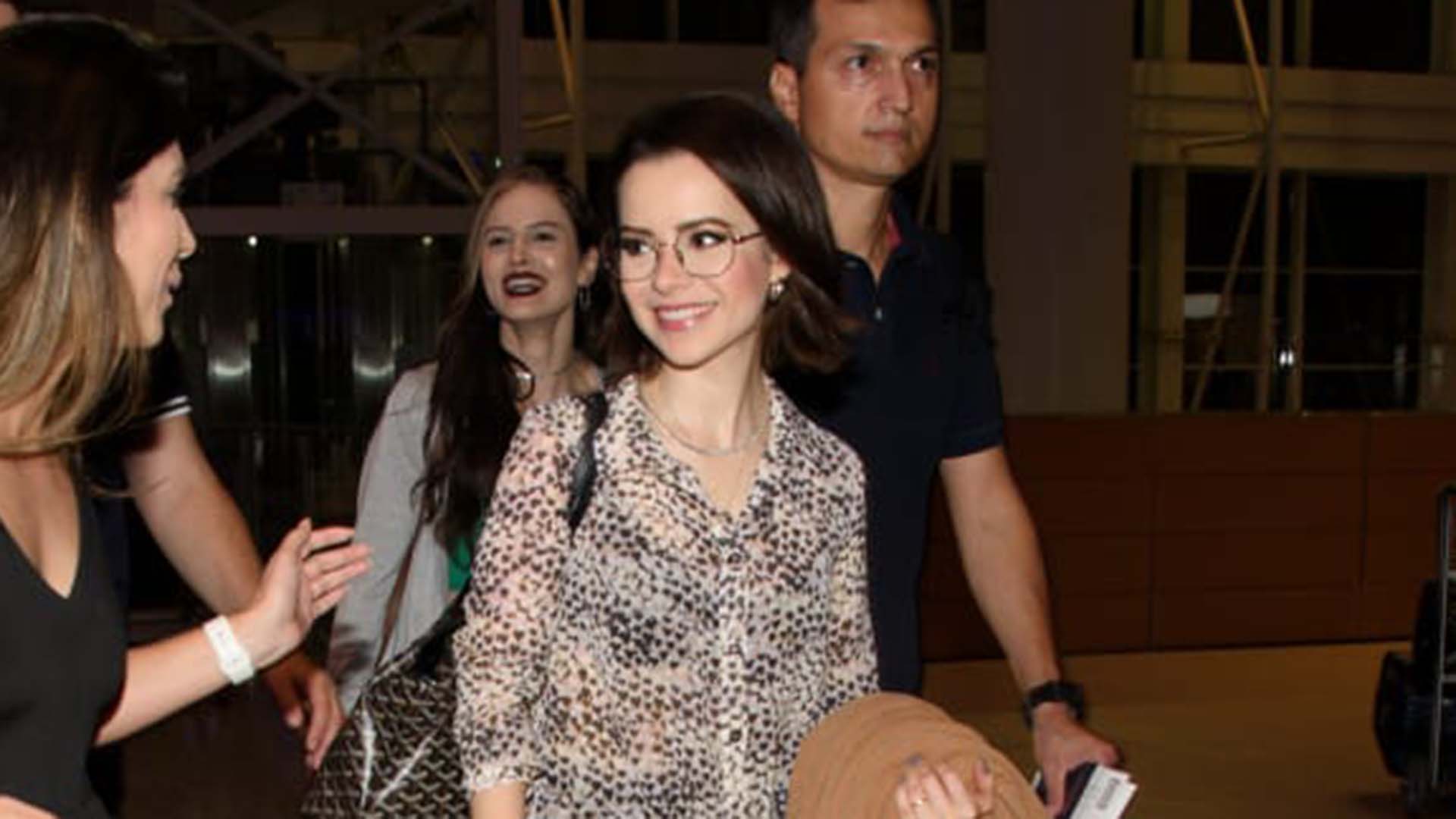 Solteira, Sandy é flagrada no aeroporto com os pais antes de viagem internacional