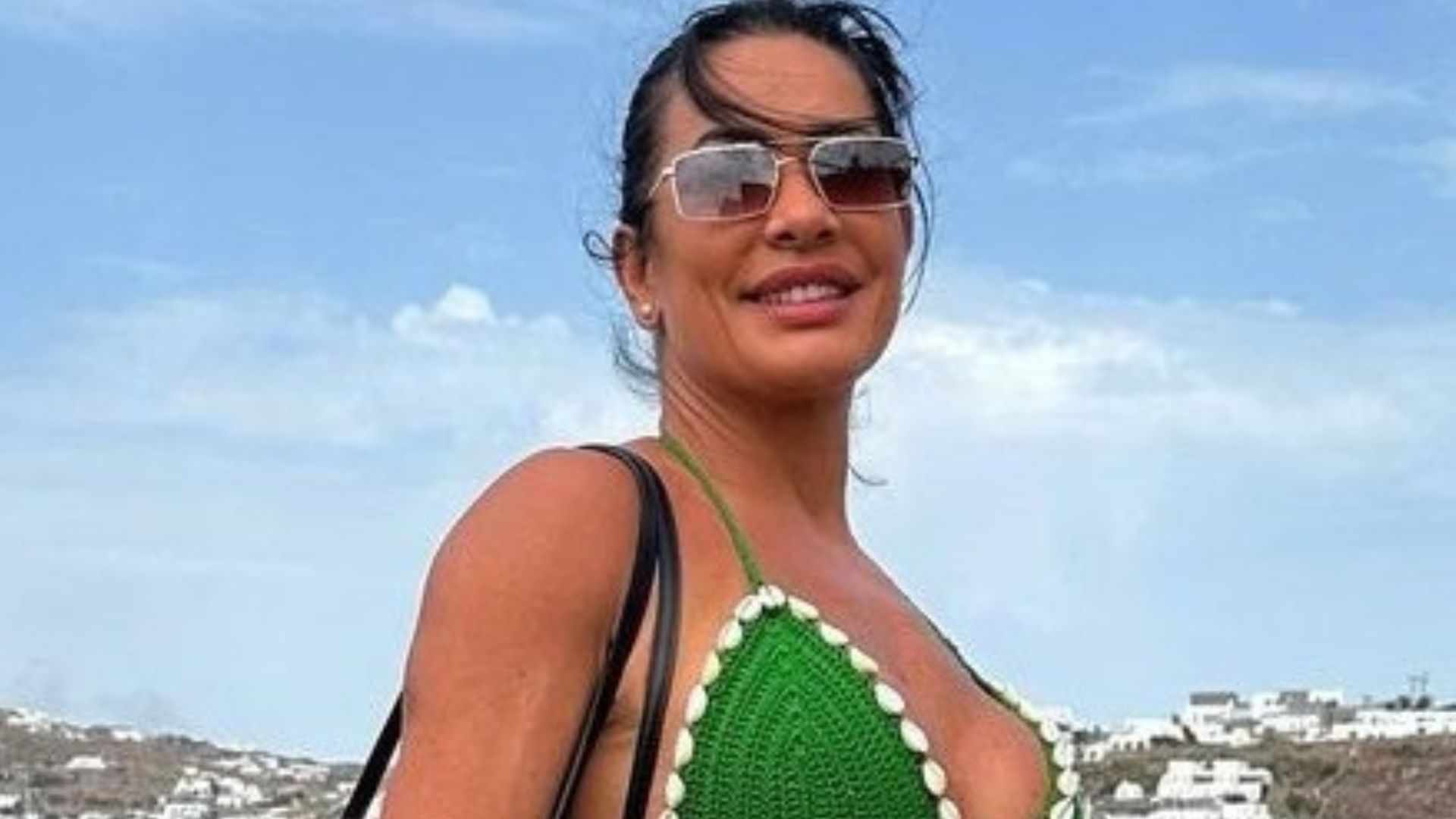 Na Grécia, Scheila Carvalho celebra 50 anos e exibe tanquinho: ”Belíssima”