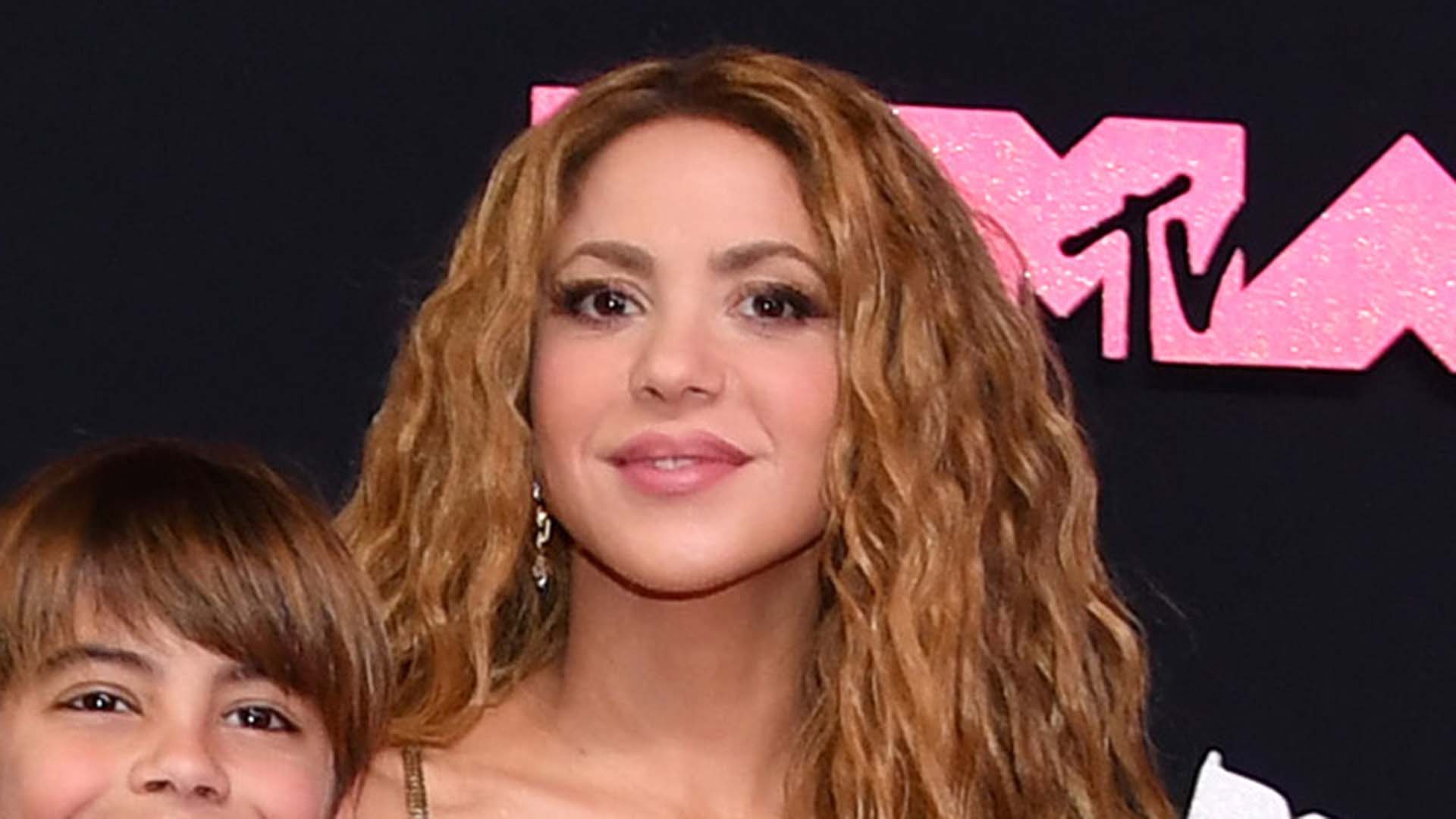 Shakira surge com seus dois filhos em noite de premiação