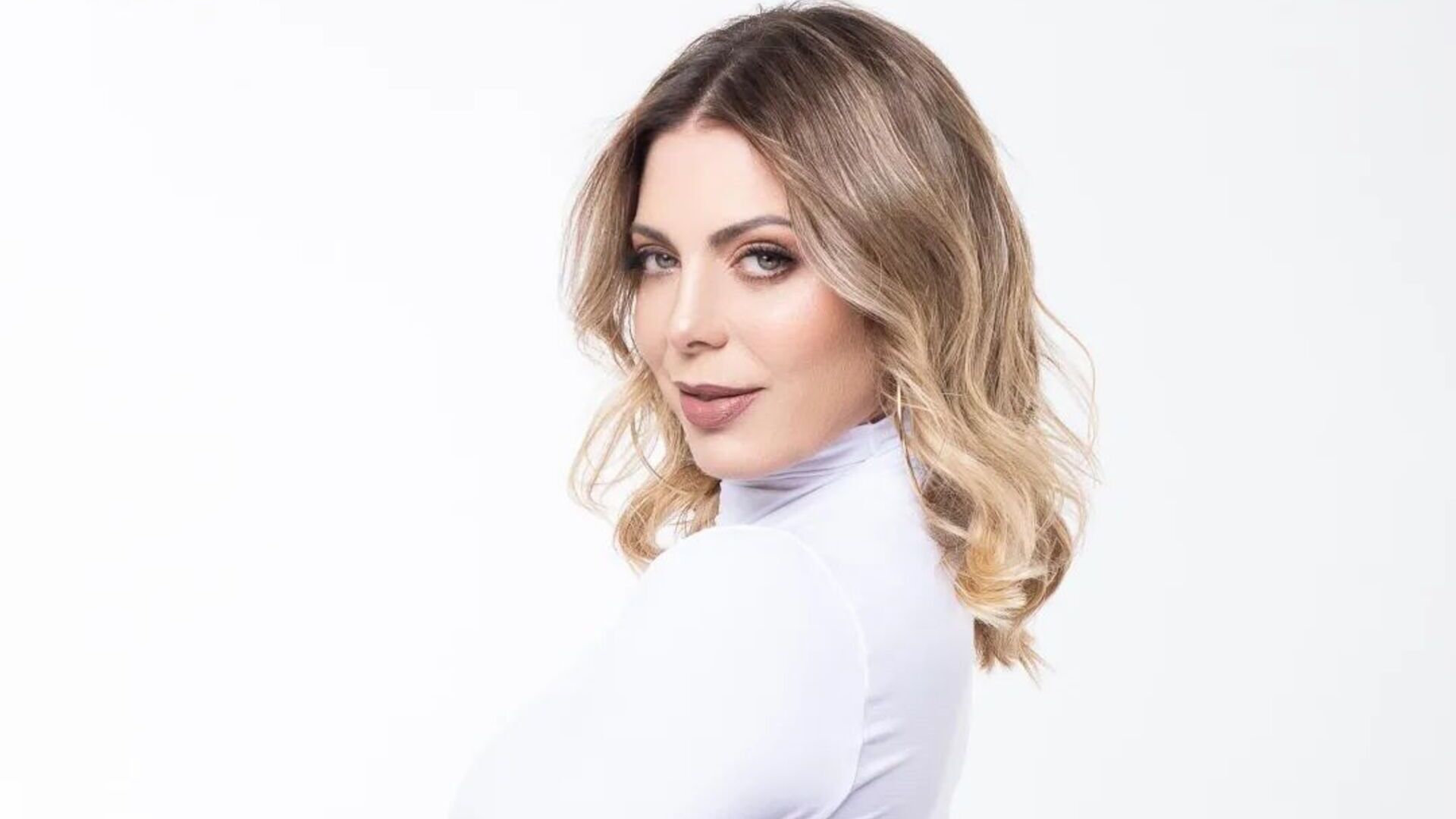 De body branco, Sheila Mello exibe tatuagem ‘secreta’ em local ousado: ”Maravilhosa”