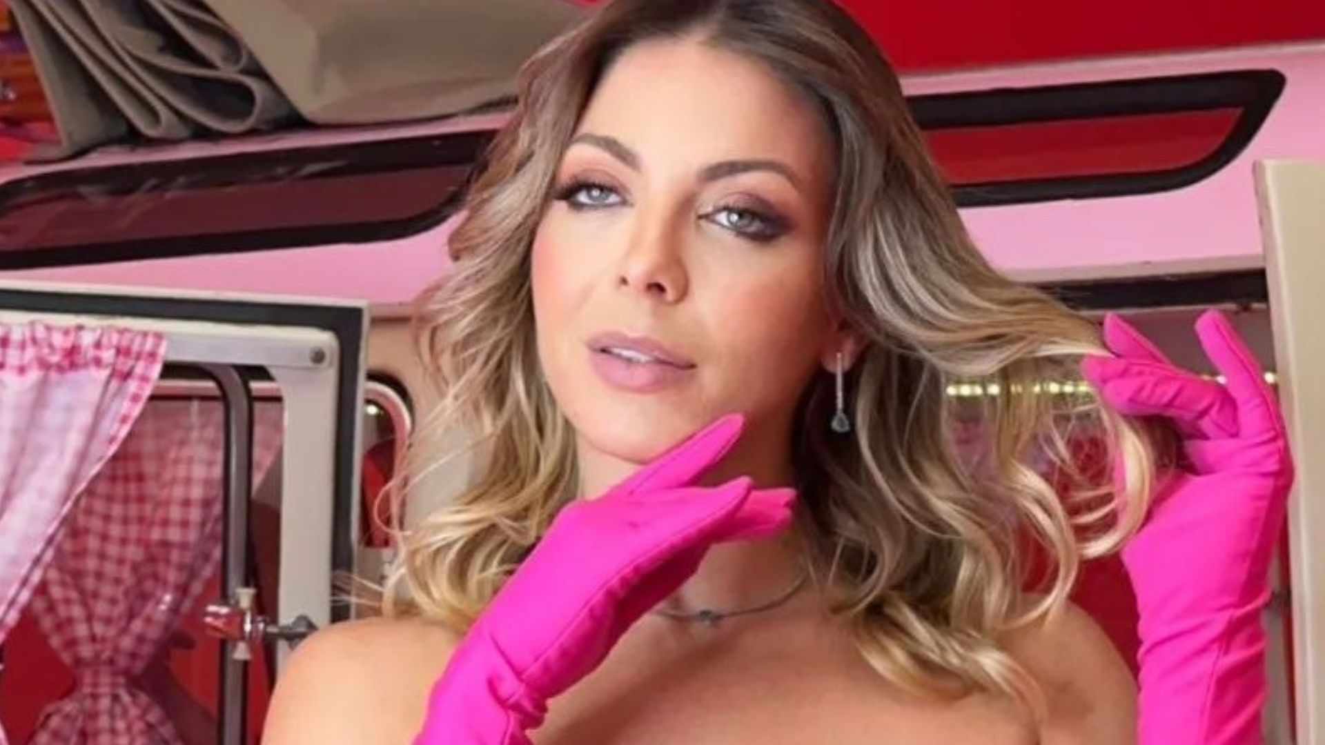 Sheila Mello causa ao surgir toda de rosa: ”Perfeita”
