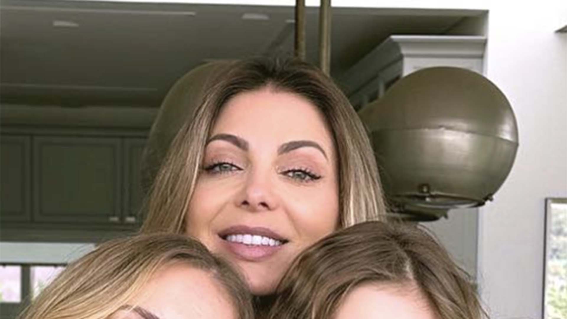 Sheila Mello marca presença na festa dos filhos de sua ex-enteada, Isabella Scherer
