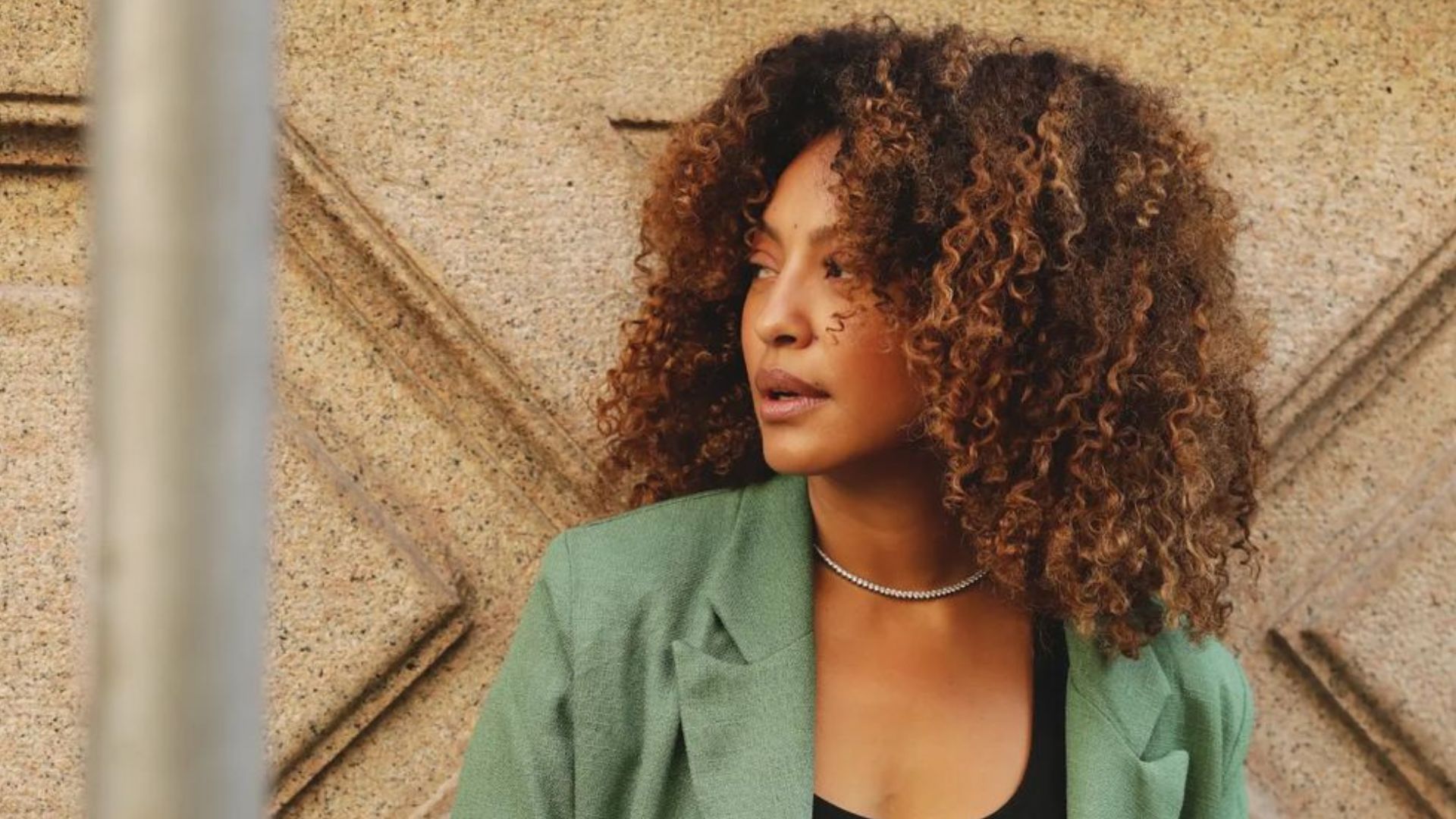 Sheron Menezzes surge com look deslumbrante em viagem a Milão: “Bela”