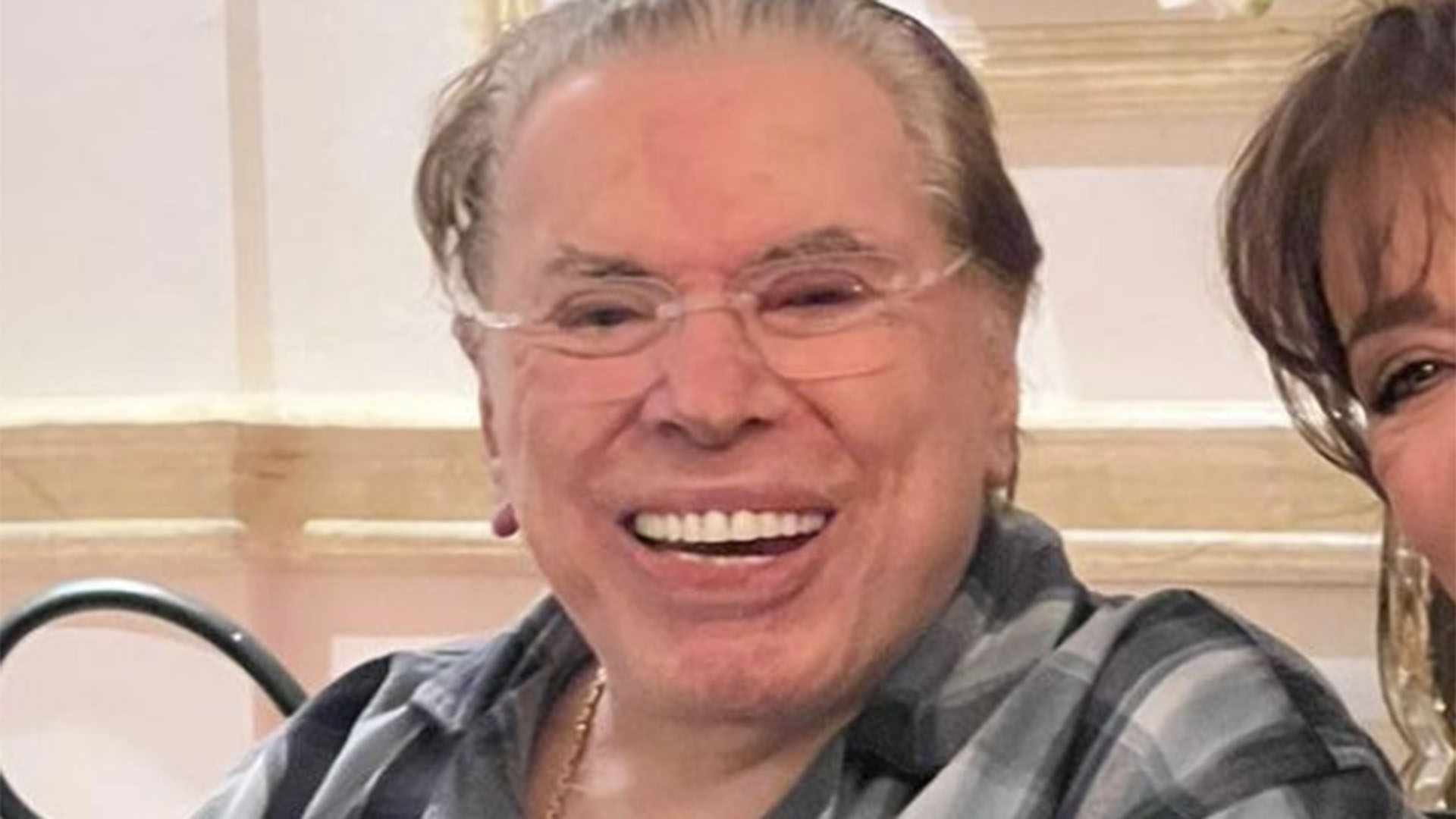 Longe da TV, Silvio Santos surge com sorrisão no rosto em foto inédita