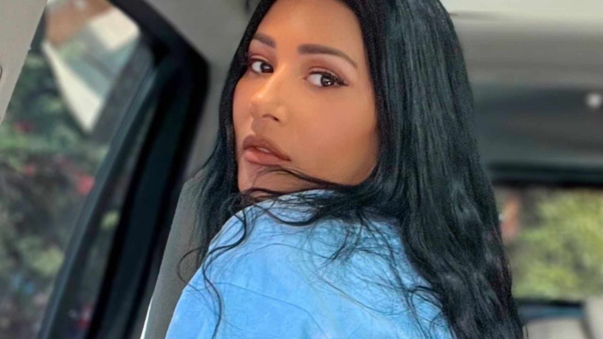 Sem nada por baixo? Simaria intriga ao surgir com jeans aberto