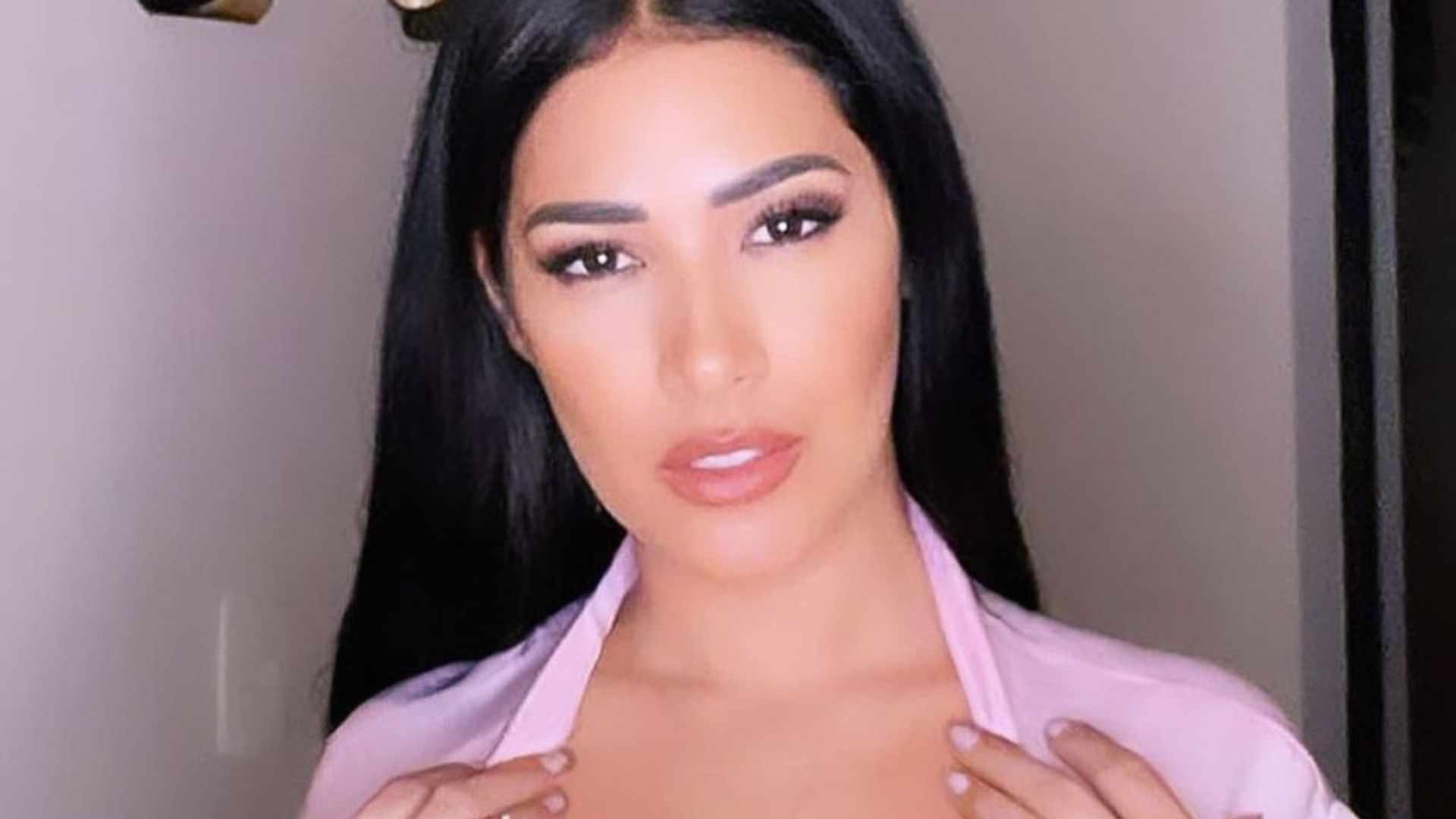 Arrasadora! Simaria causa ao abrir o roupão: ”Bom dia”
