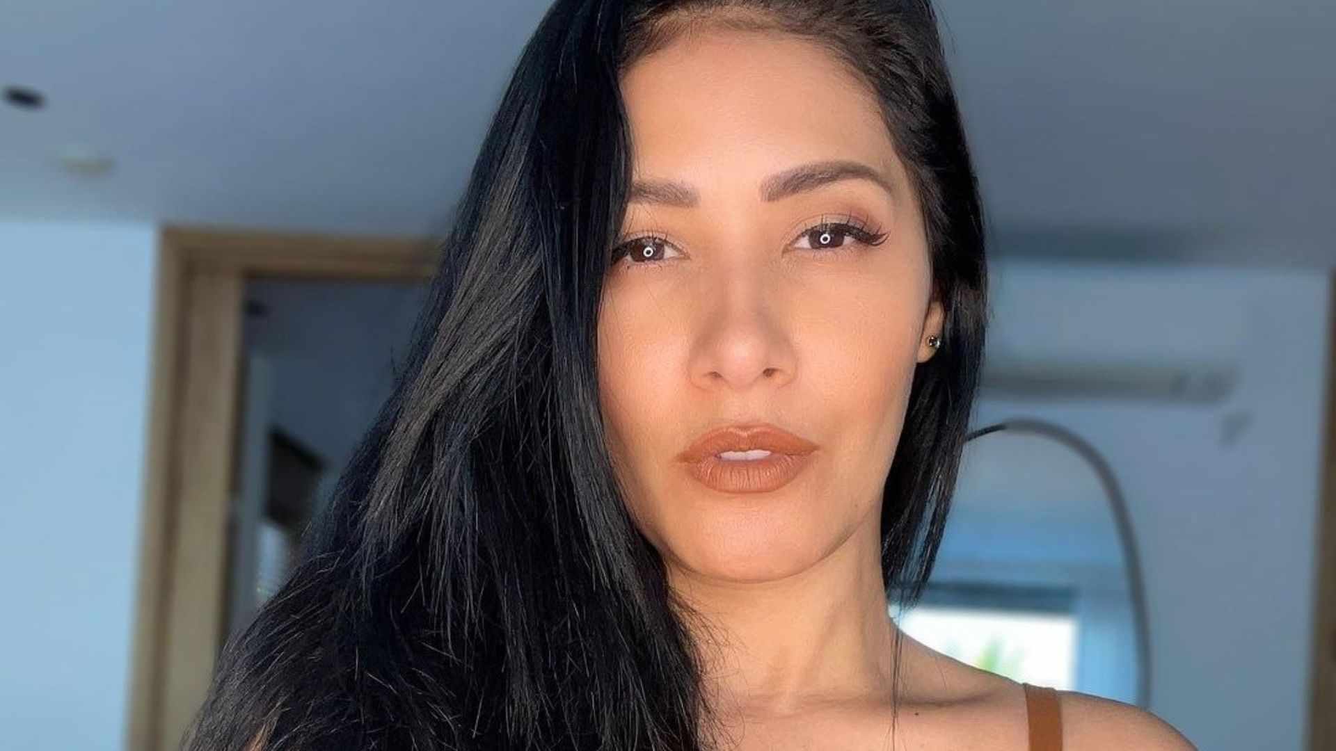 Simaria Mendes causa ao surgir só de top em fotos: ”Gata”