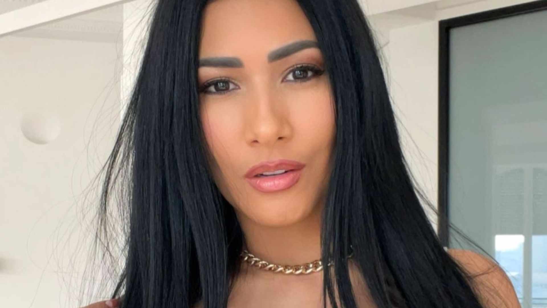 De look de barriga de fora, Simaria impacta com beleza deslumbrante