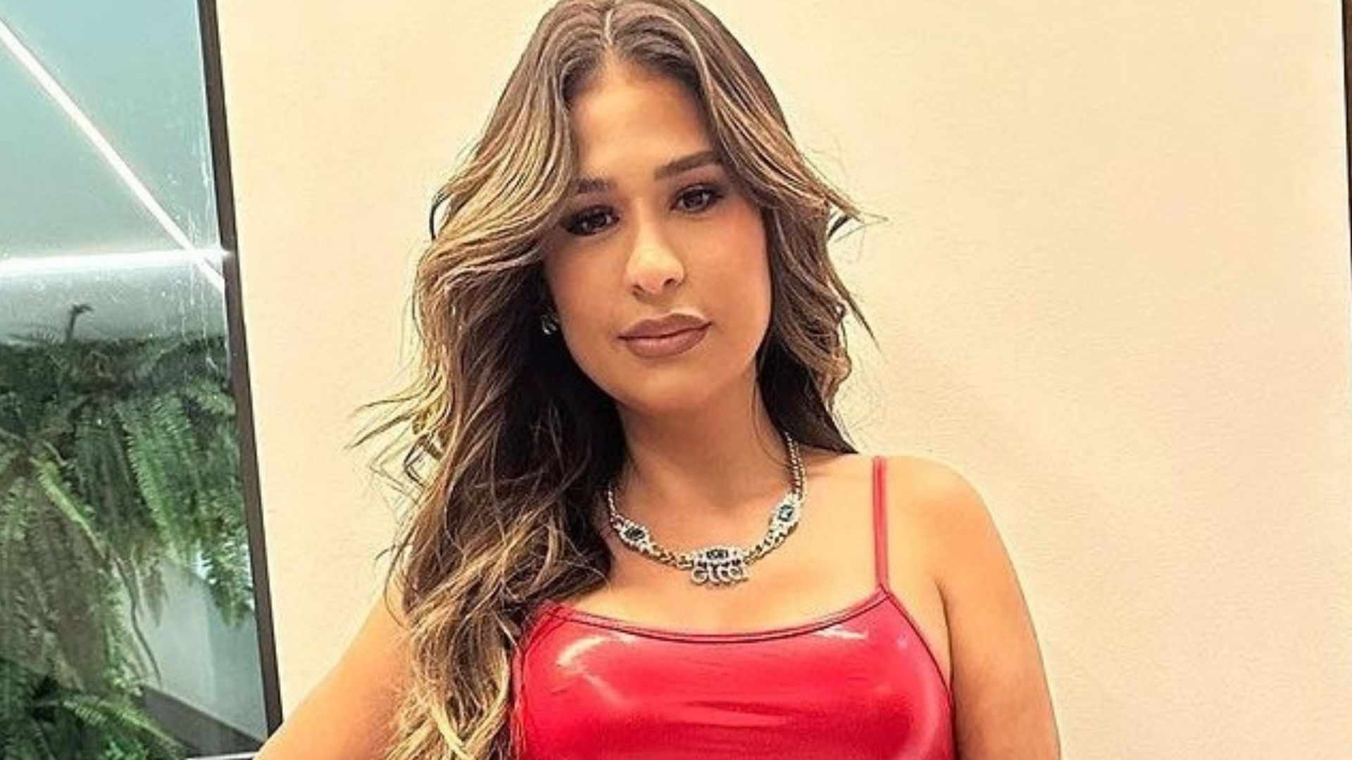 Embalada a vácuo? Simone Mendes choca com macacão justíssimo: ”Sem condição”