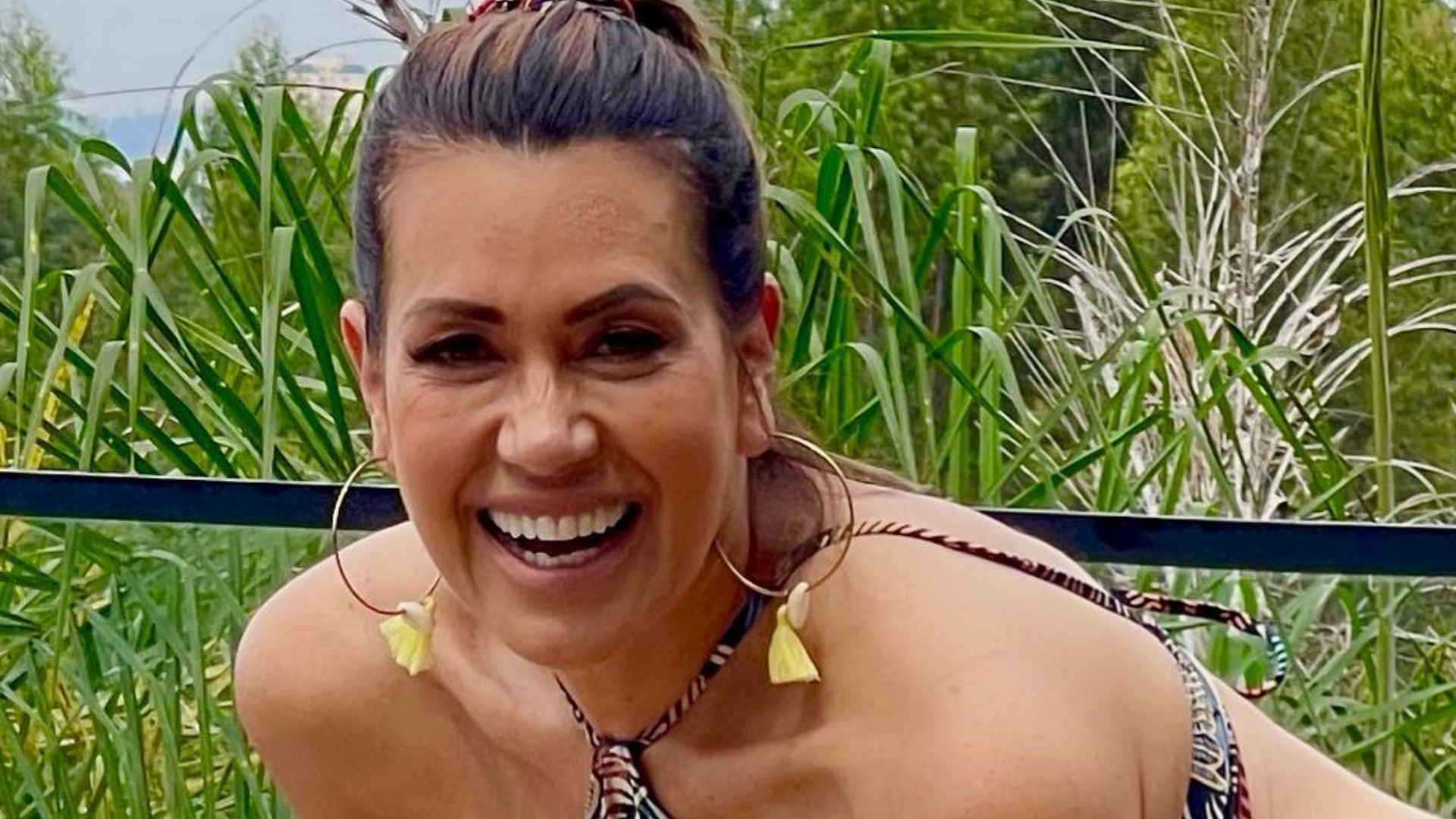 Solange Frazão impressiona ao postar cliques à beira da piscina: “Um escândalo”